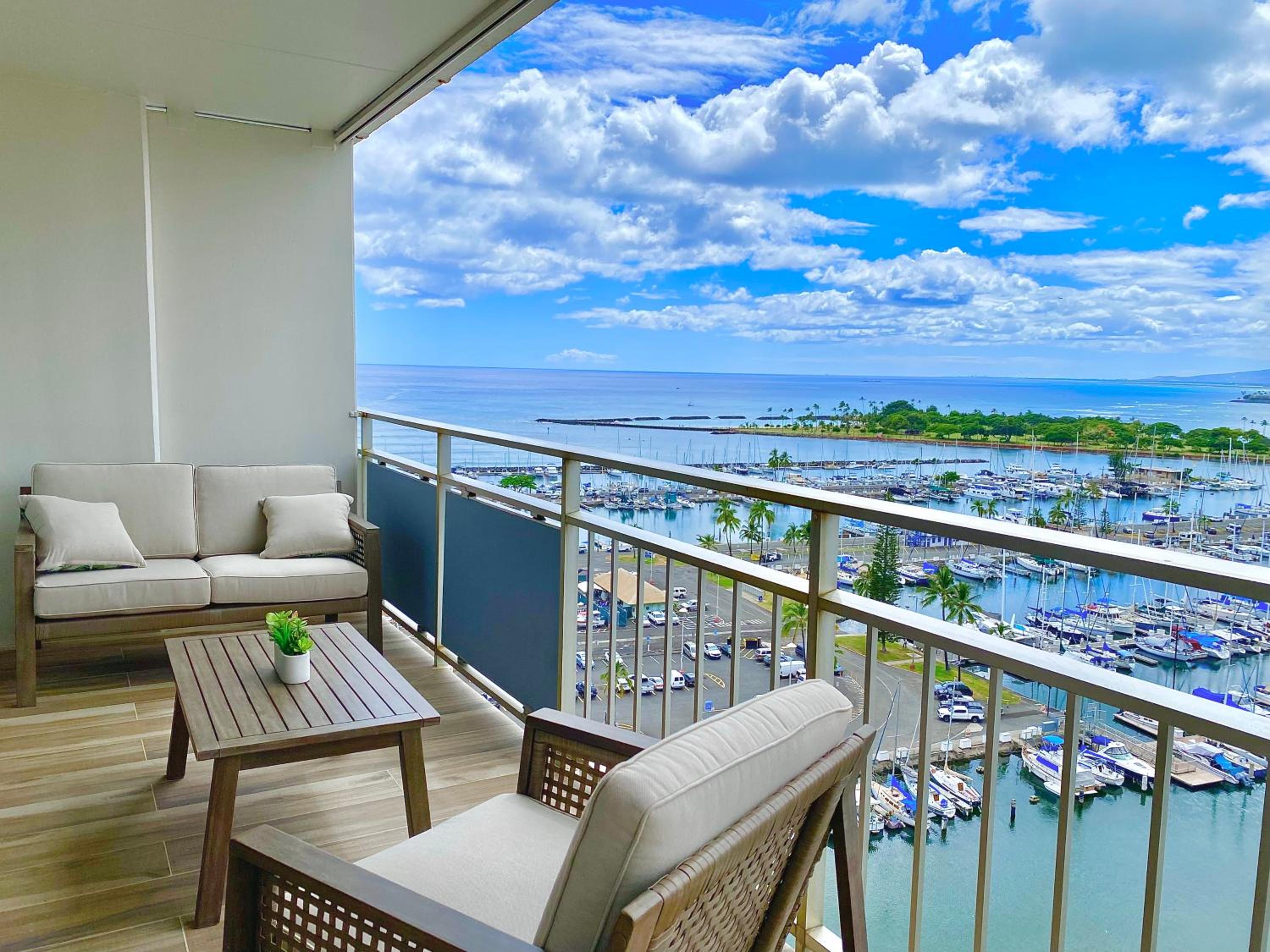 Panoramic Oceanview Resort - Full Kitchen in Each Unit, 2 Swimming Pools, Onsite Restaurants, Fireworks Every Friday: balcony & terrace photo
