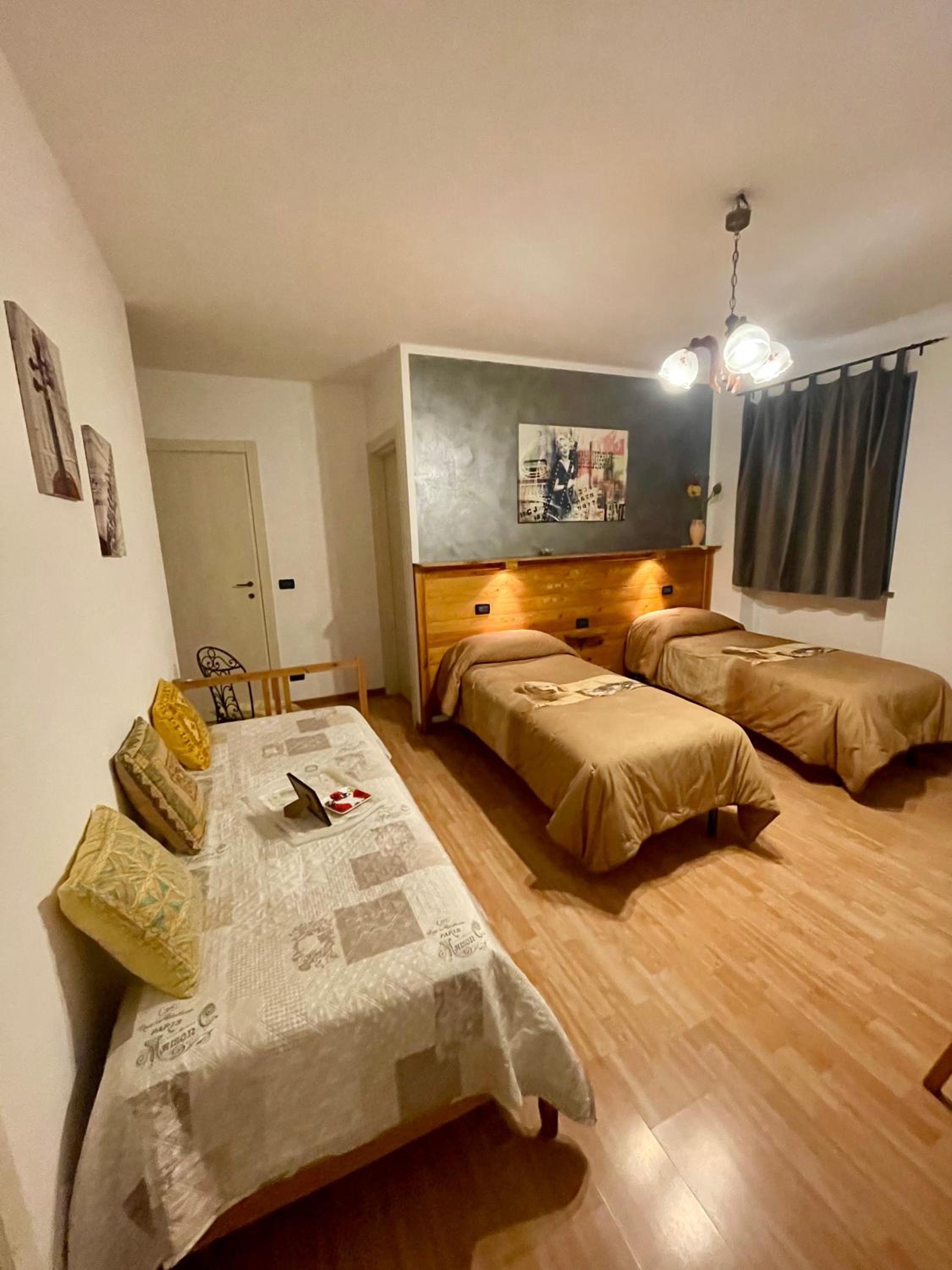 Twin Room with Private Bathroom photo 1
