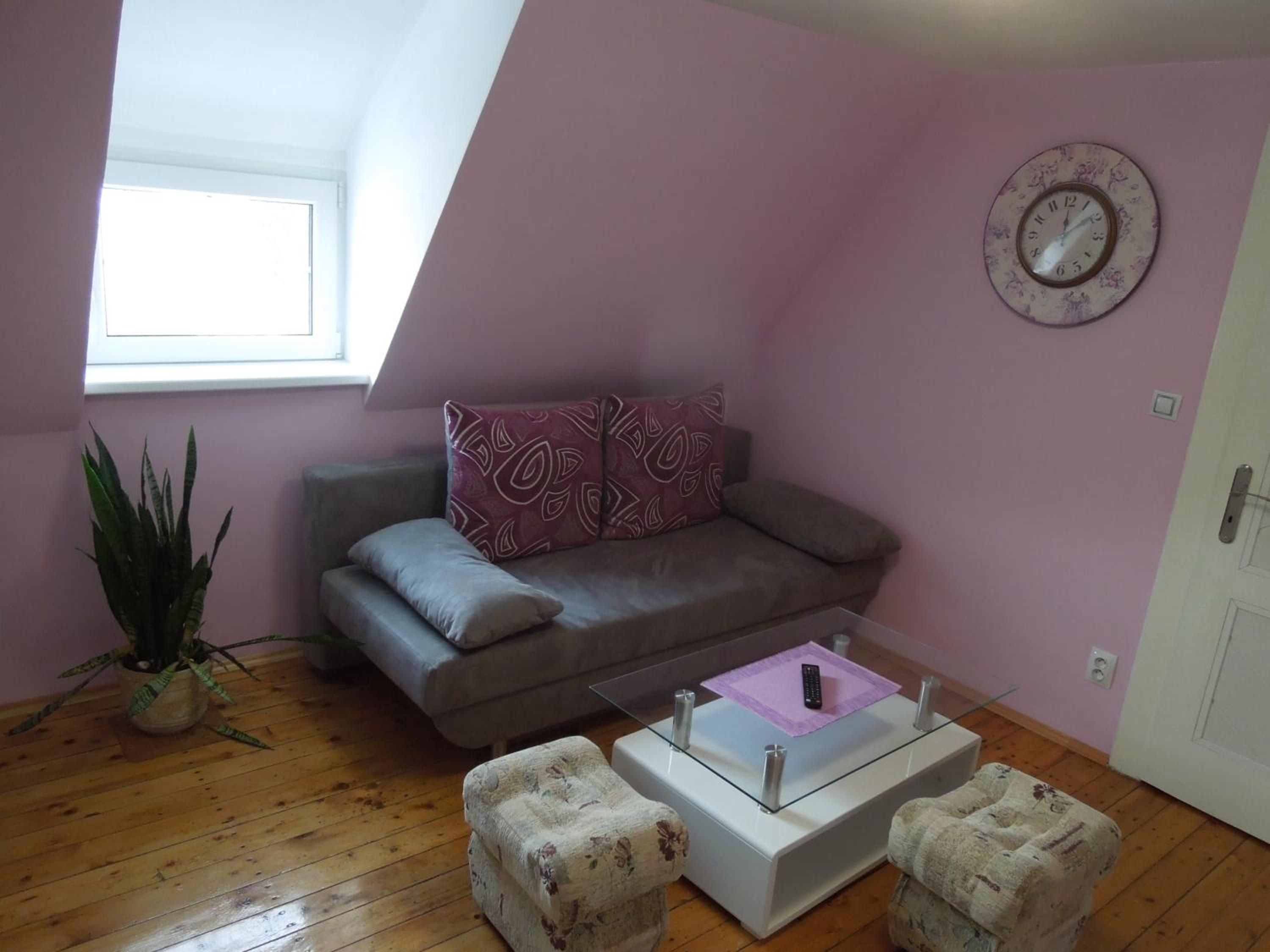 One-Bedroom Apartment photo 1