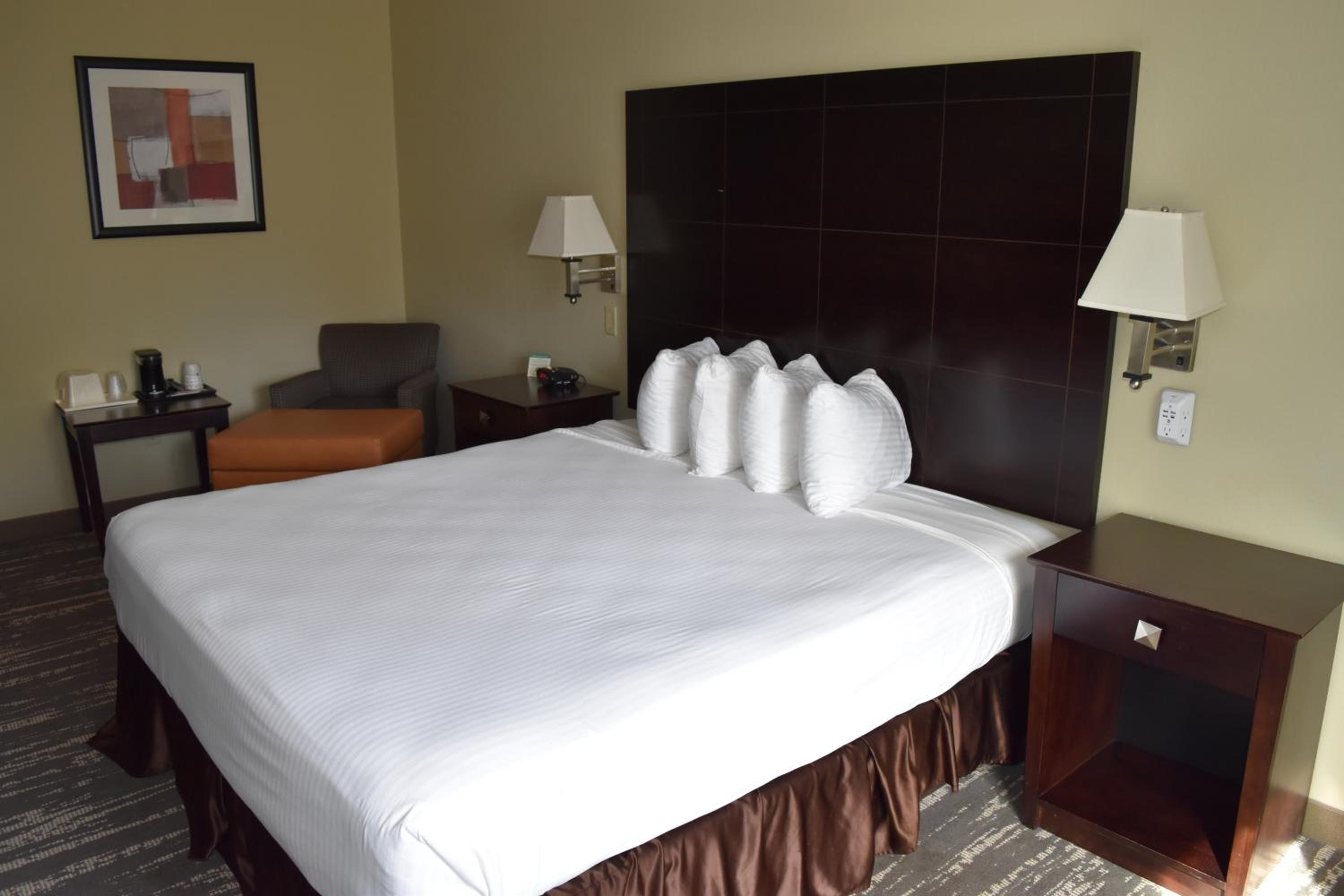 King Room with Bath Tub - Disability Access - Photo 1