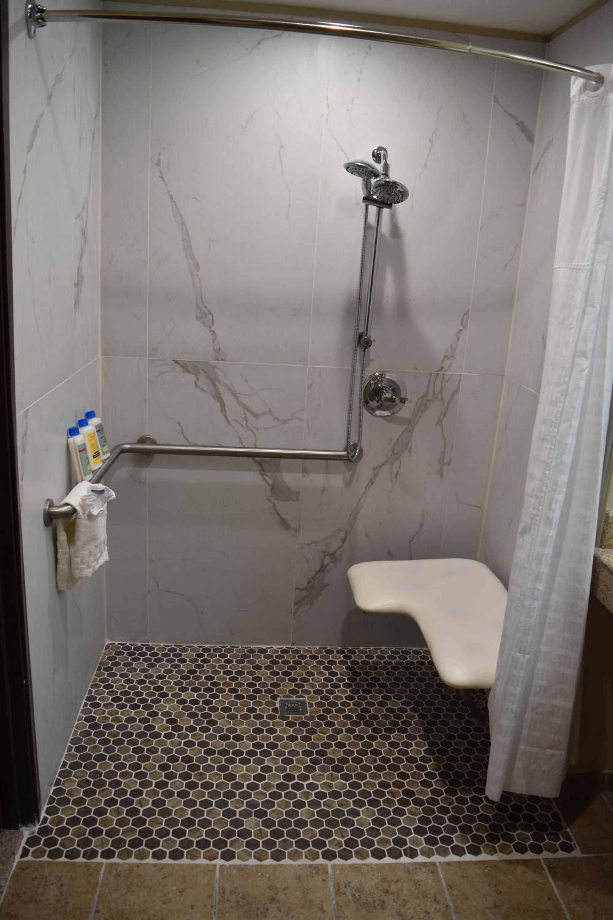 King Room with Roll-in Shower - Disability Access/Non-Smoking - Photo 4