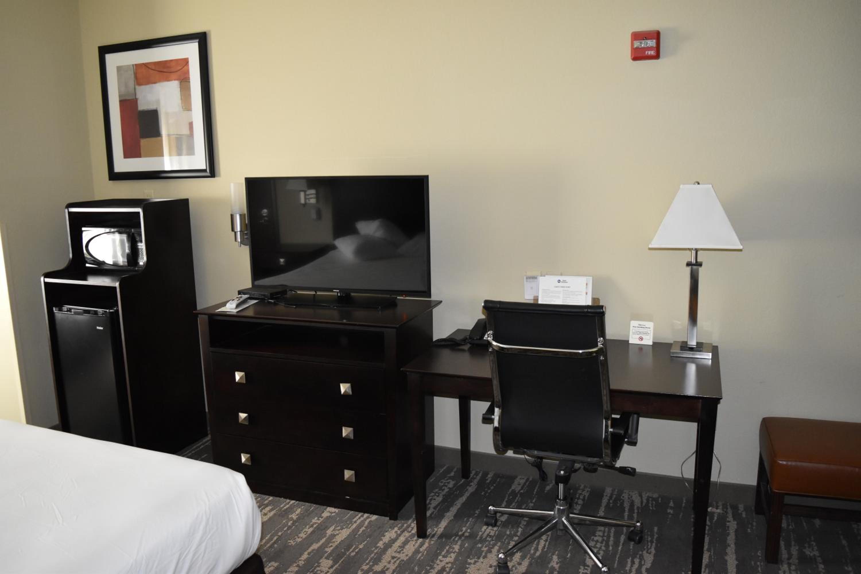 King Room with Roll-in Shower - Disability Access/Non-Smoking - Photo 2