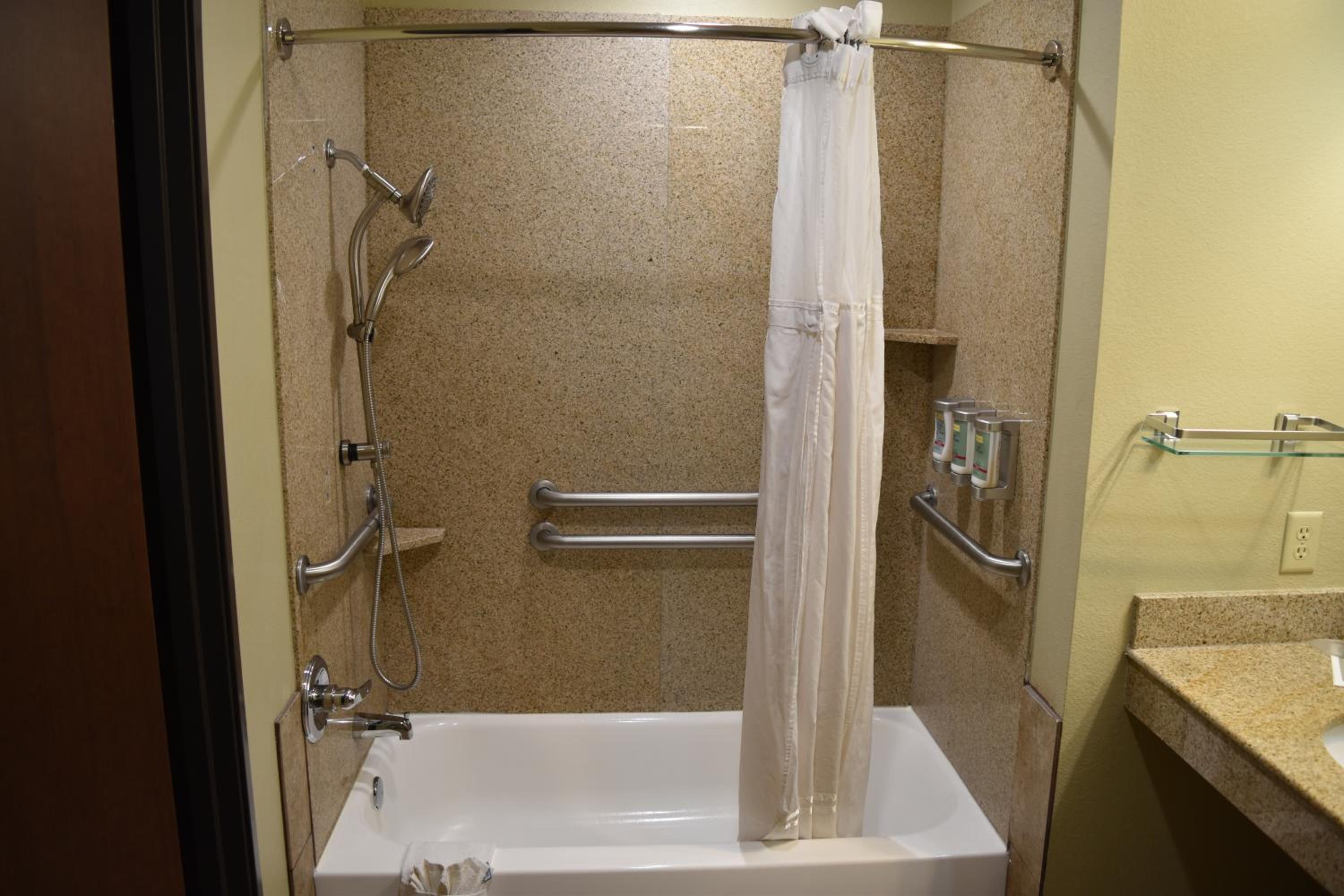 King Room with Bath Tub - Disability Access - Photo 2