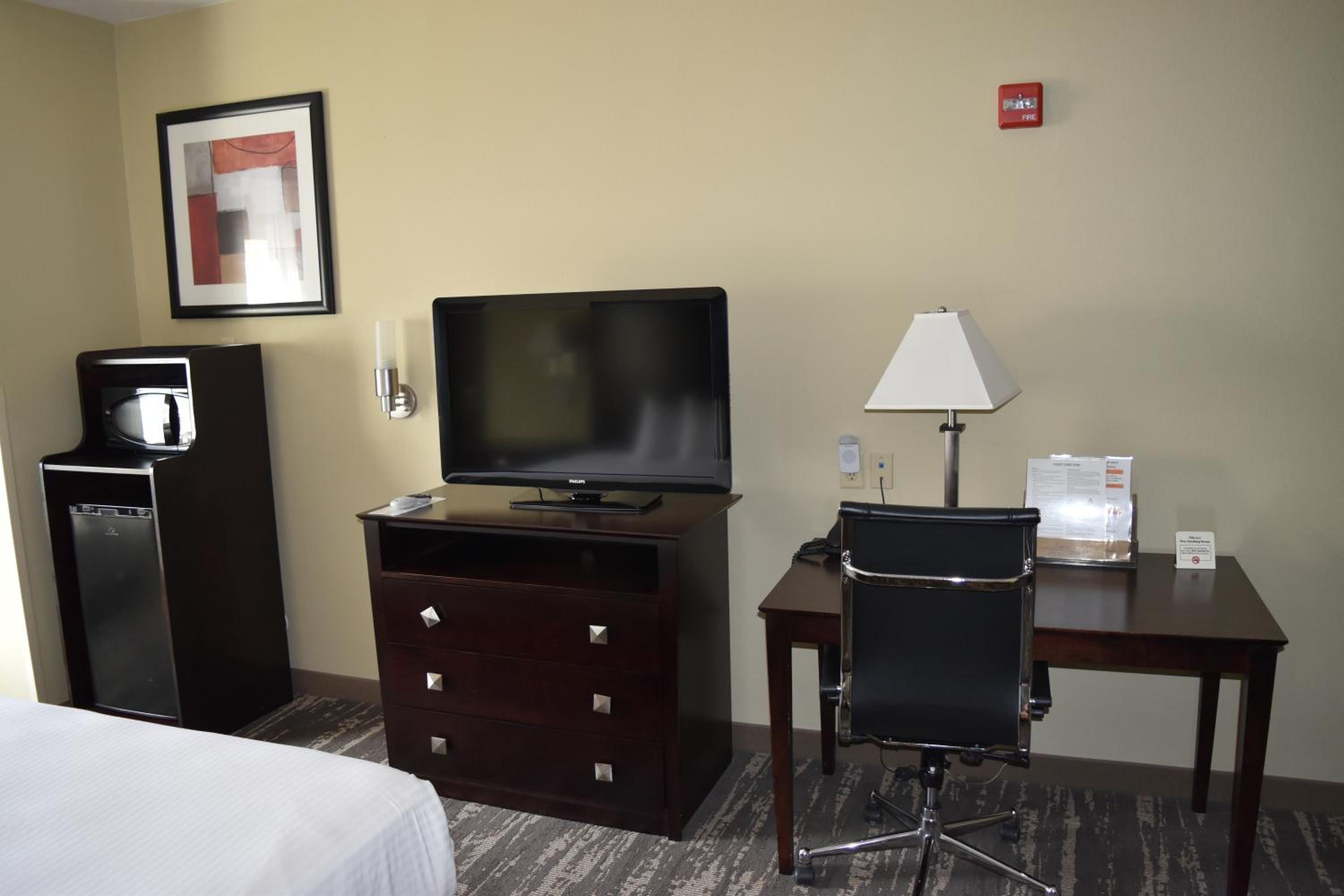 King Room with Bath Tub - Disability Access - Photo 3