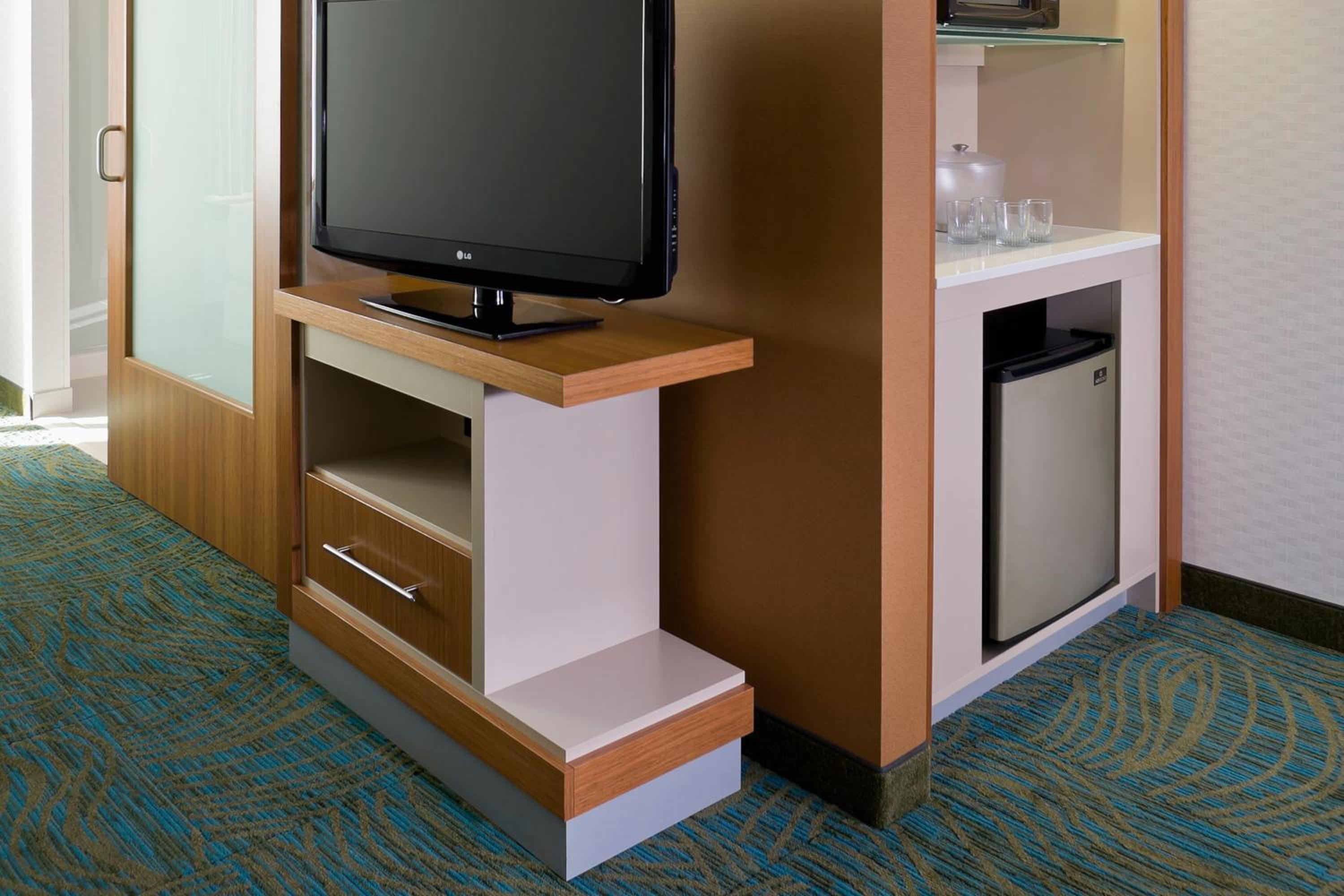 King Studio with Sofa Bed - Hearing Accessible photo 2