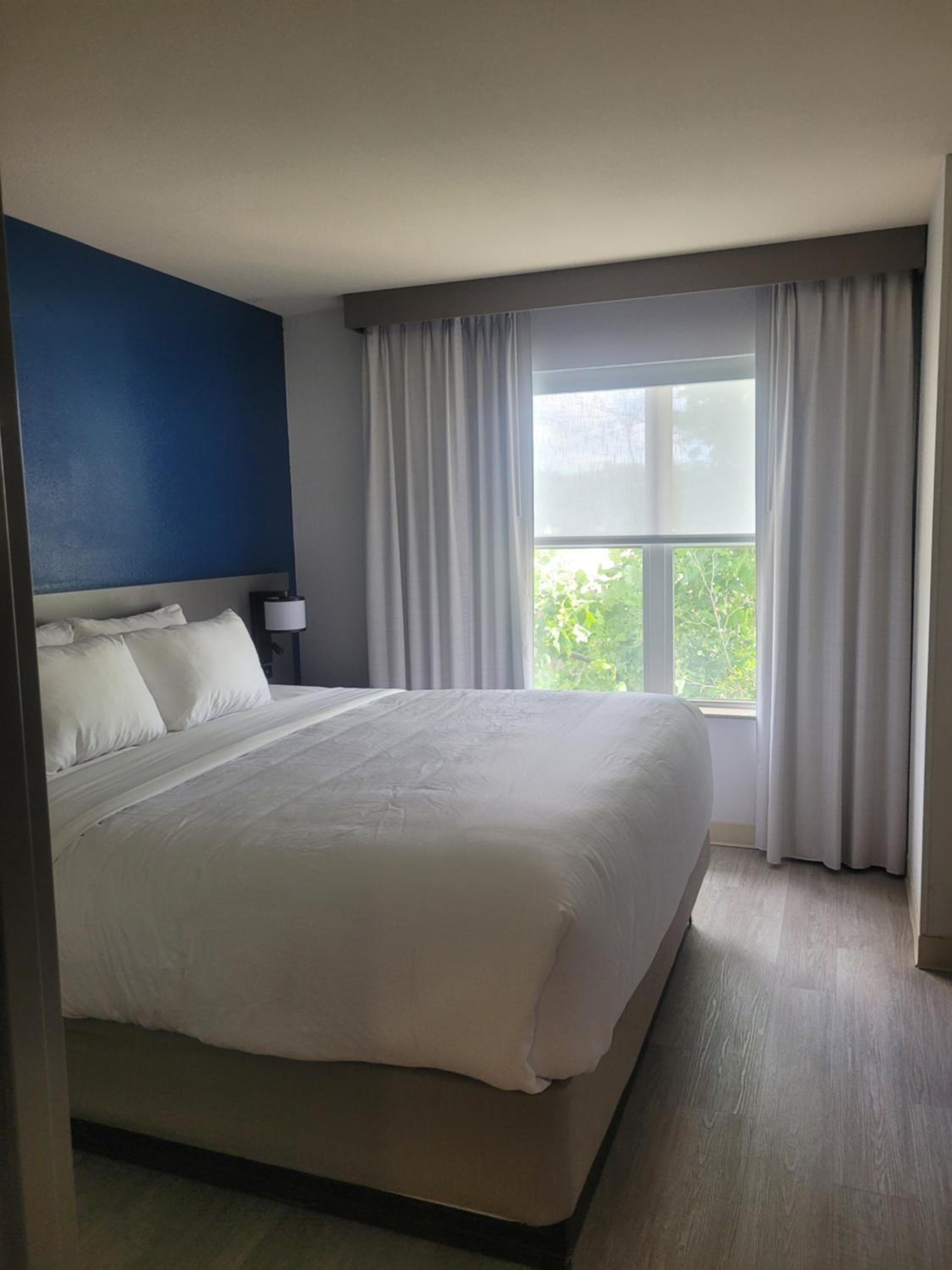 One-Bedroom King Suite - Non-Smoking - Photo 2