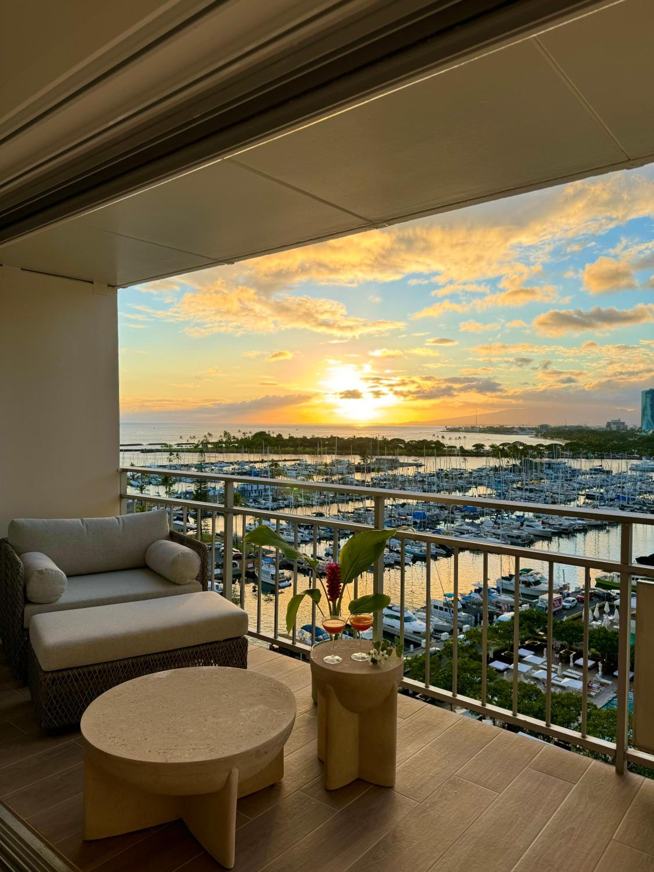 Panoramic Oceanview Resort - Full Kitchen in Each Unit, 2 Swimming Pools, Onsite Restaurants, Fireworks Every Friday: balcony & terrace photo