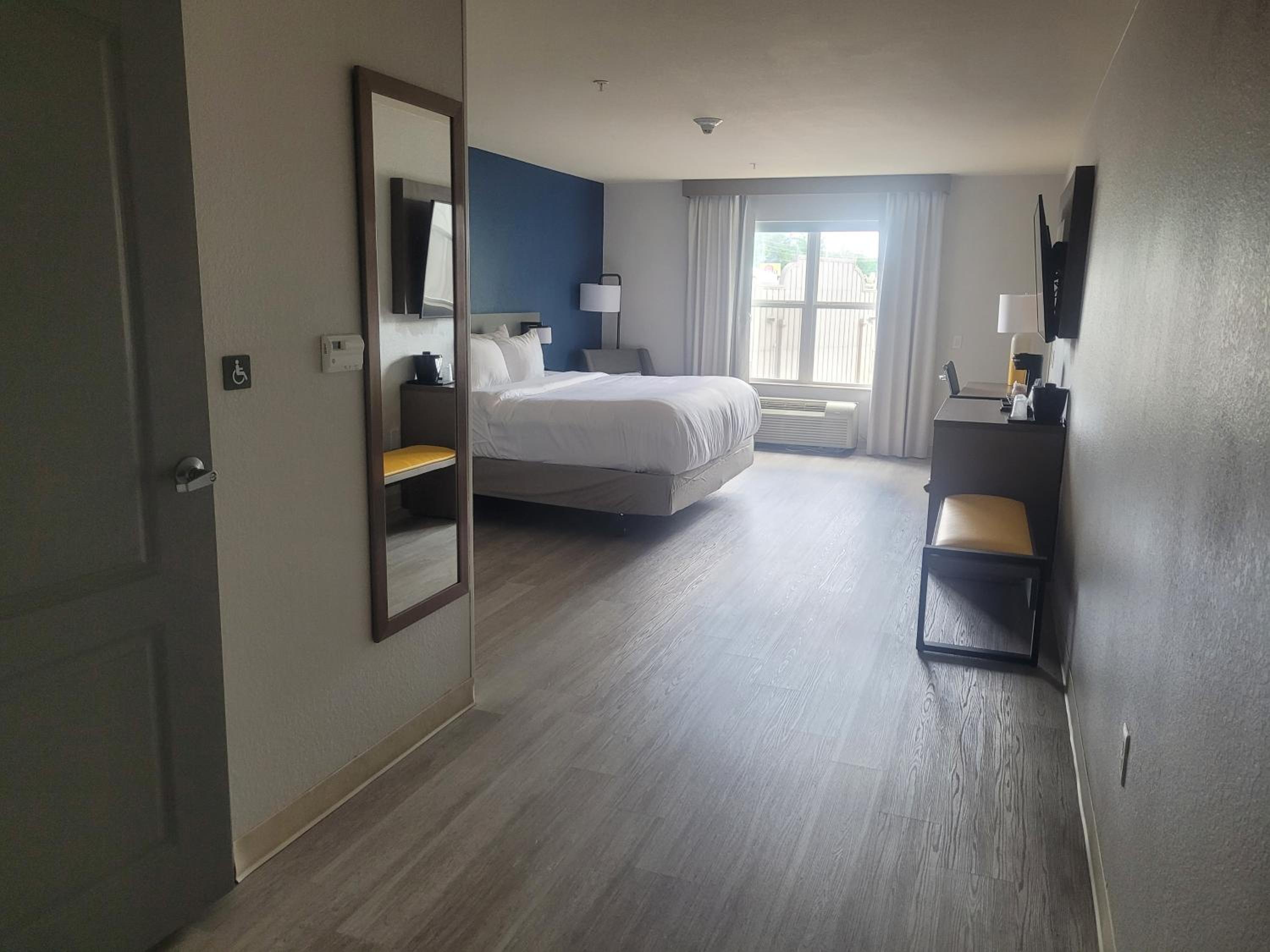 King Room with Roll-in Shower - Disability Access/Non-Smoking - Photo 1