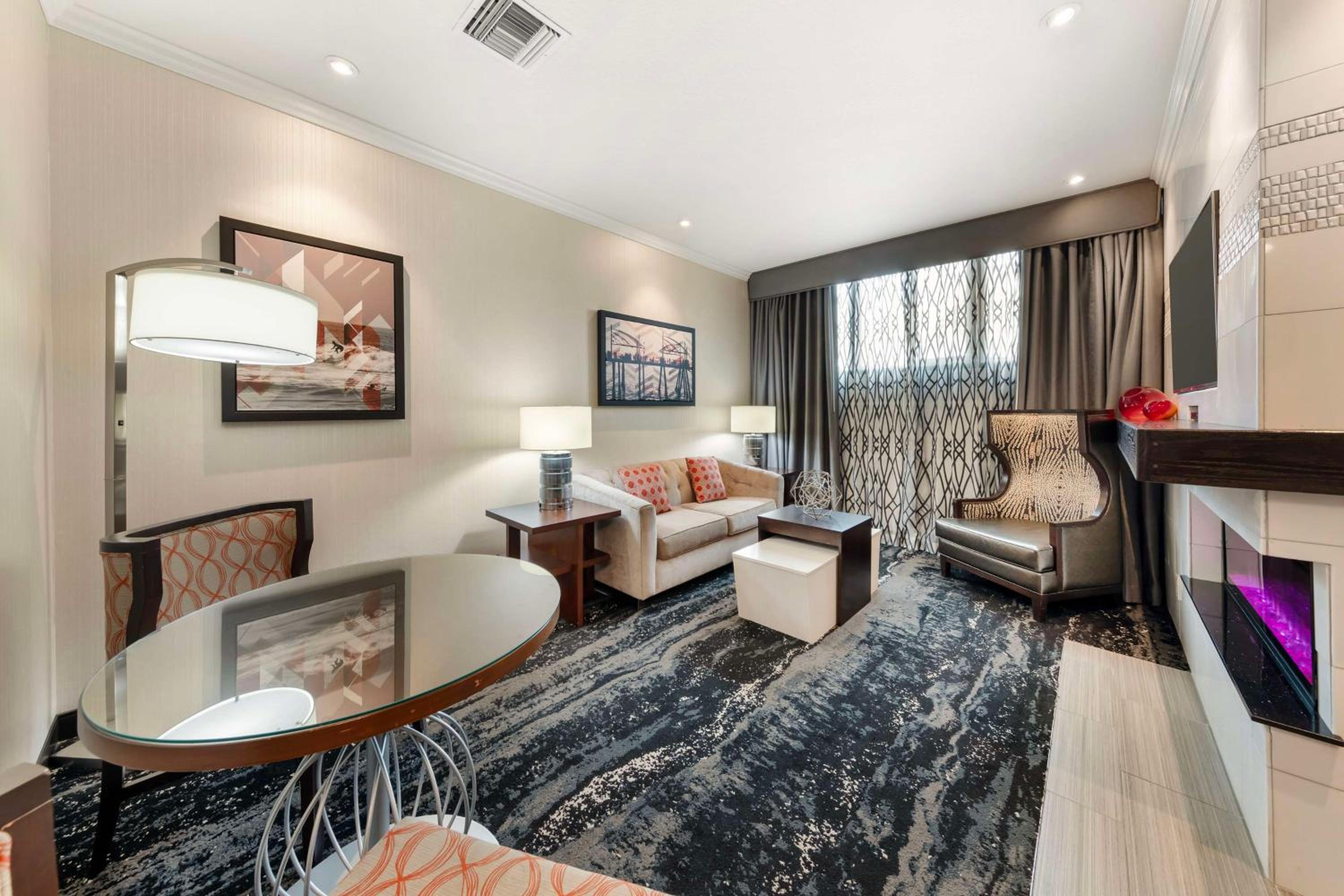 King Suite with Fireplace - Non-Smoking