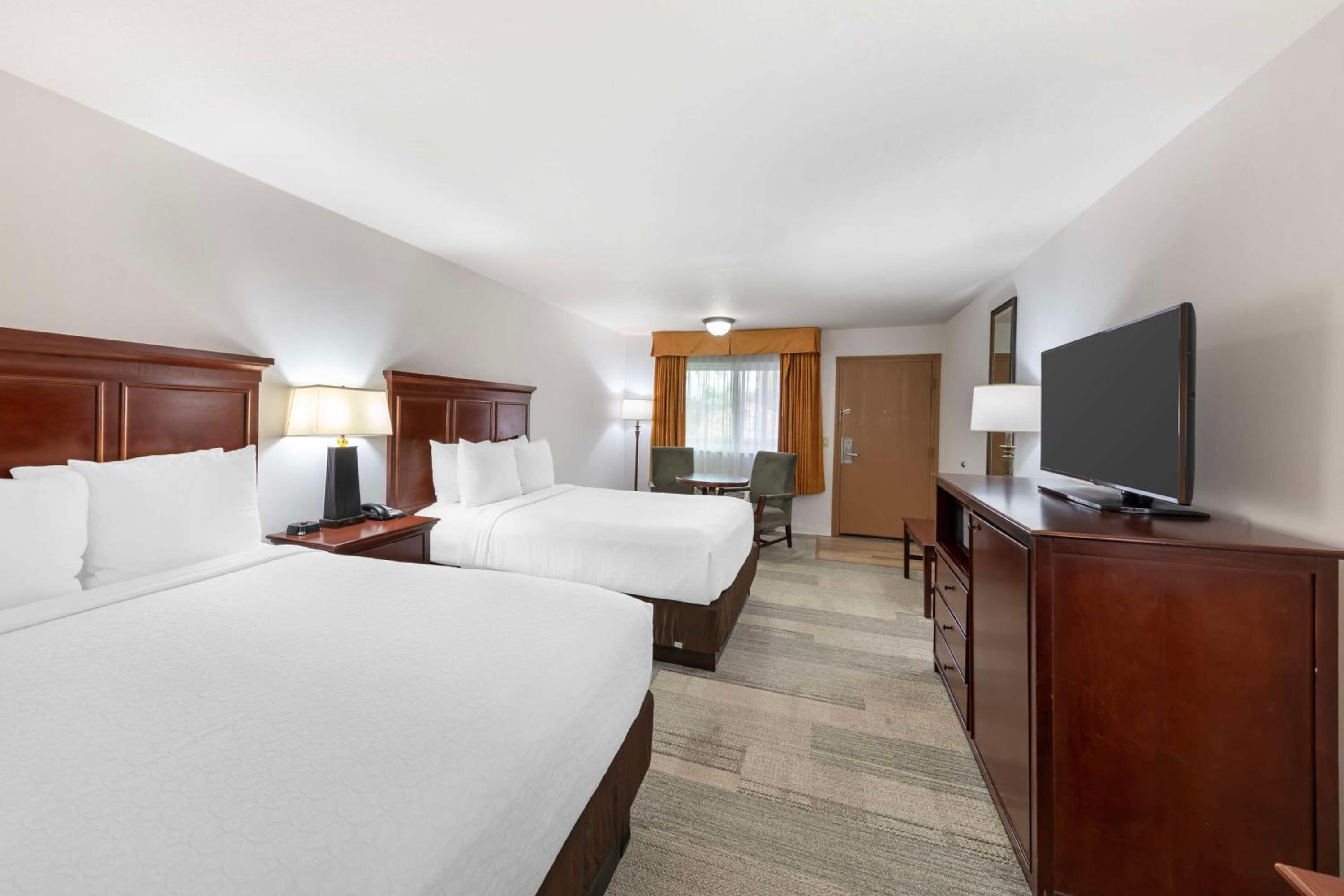 Double Room With Two Double Beds And Roll-In Shower - Mobility Accessible - Photo 1