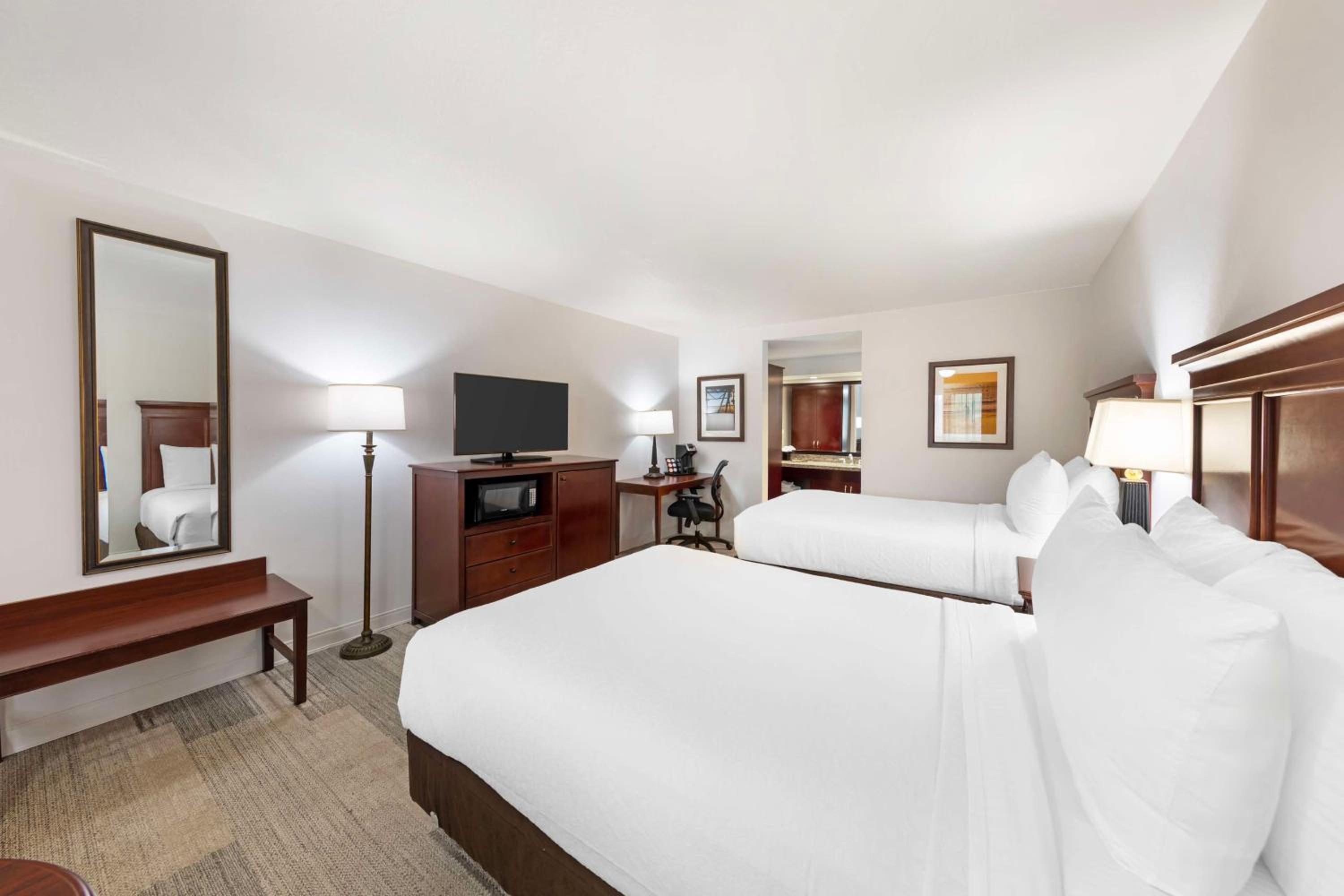 Double Room With Two Double Beds And Roll-In Shower - Mobility Accessible - Photo 3