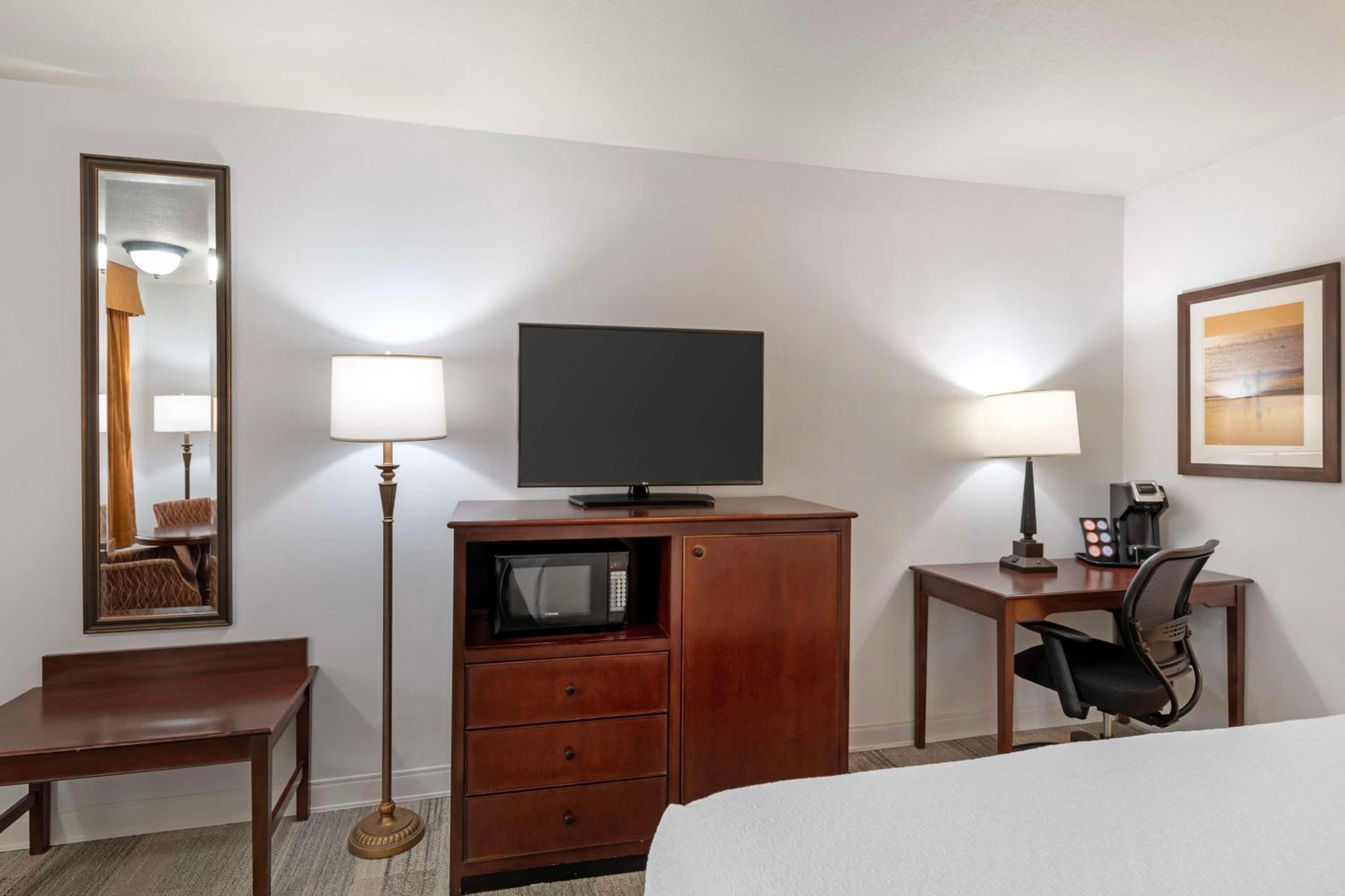 King Room with Bath Tub - Mobility Accessible - Photo 3