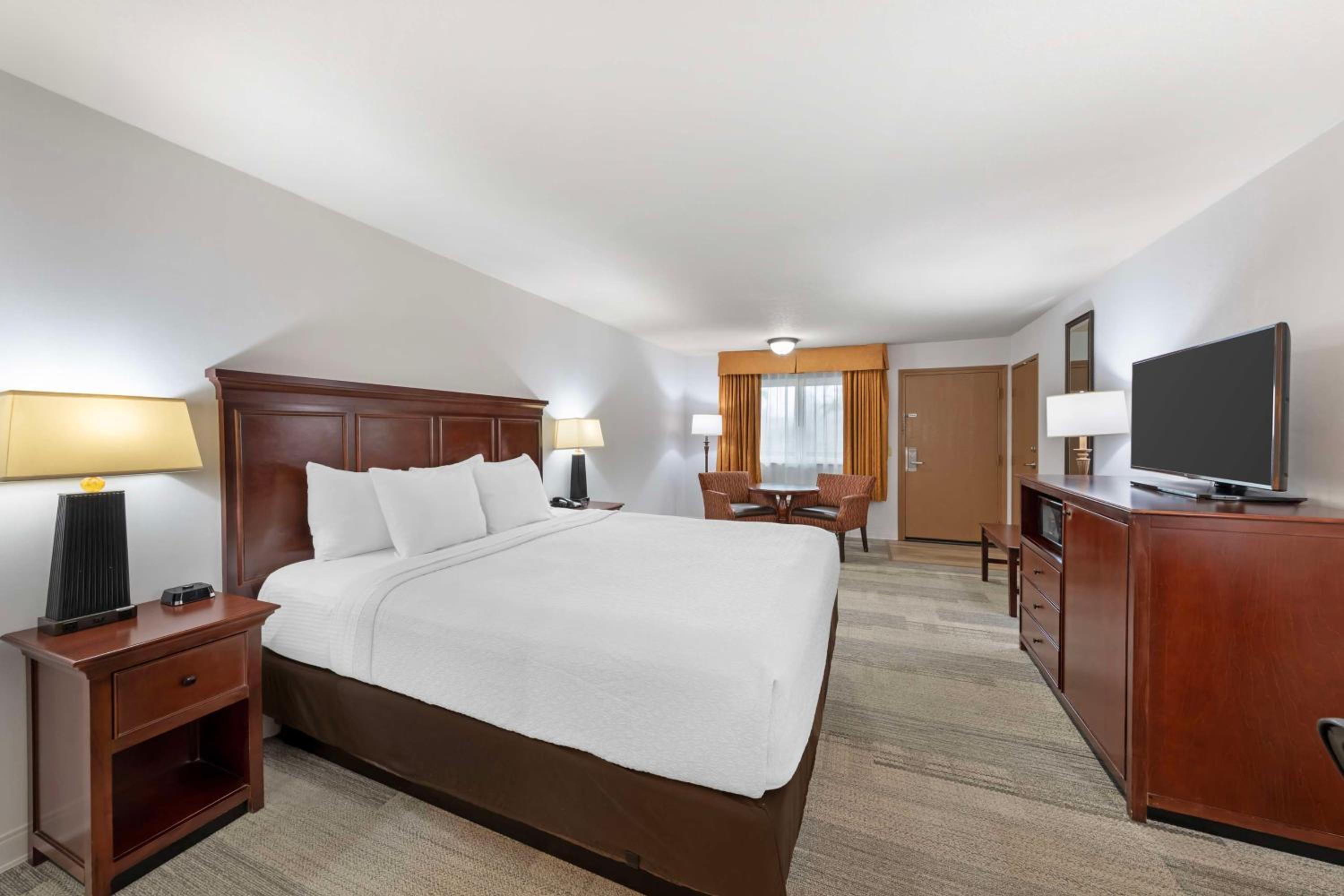 King Room with Bath Tub - Mobility Accessible - Photo 4