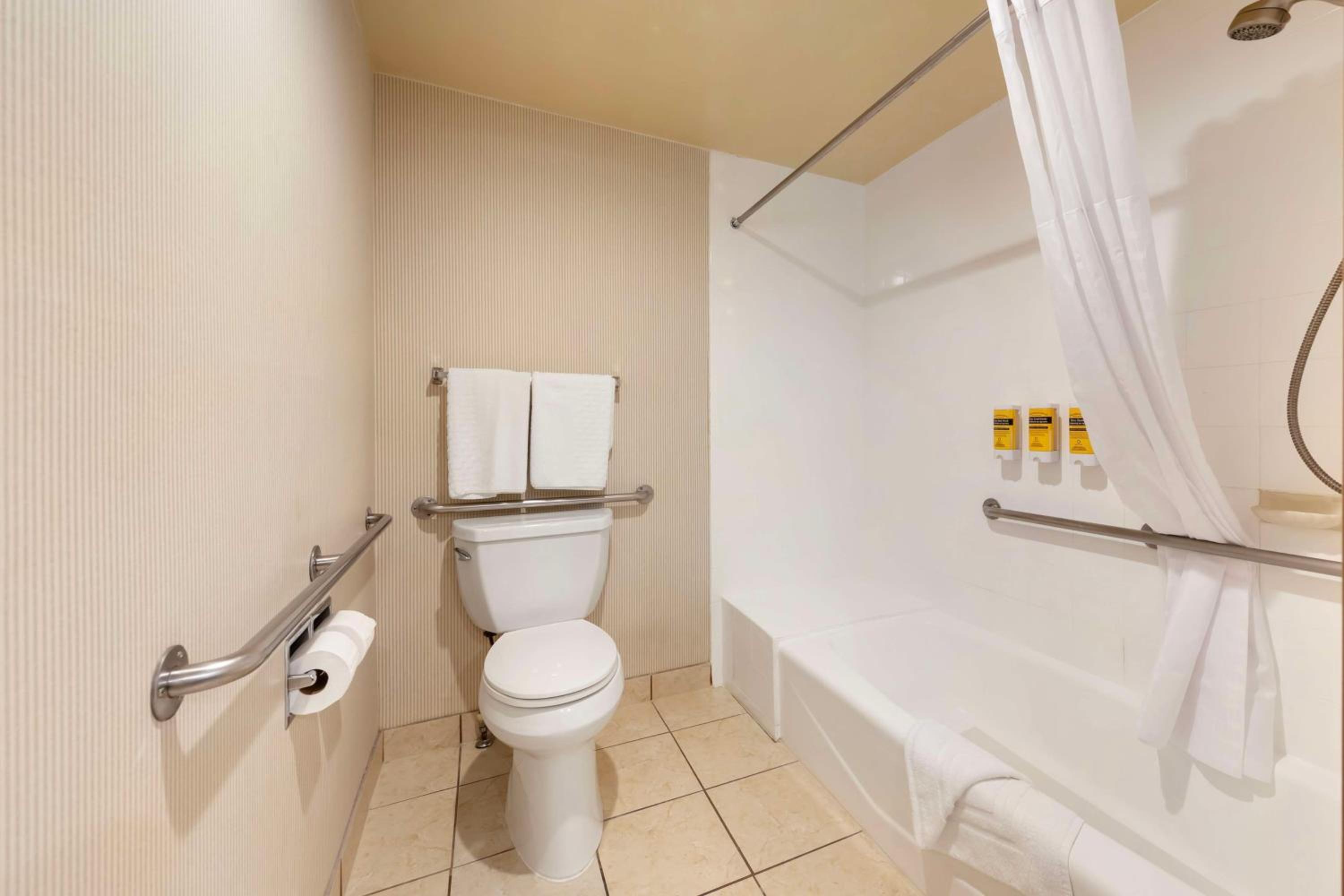 King Room with Bath Tub - Mobility Accessible - Photo 2