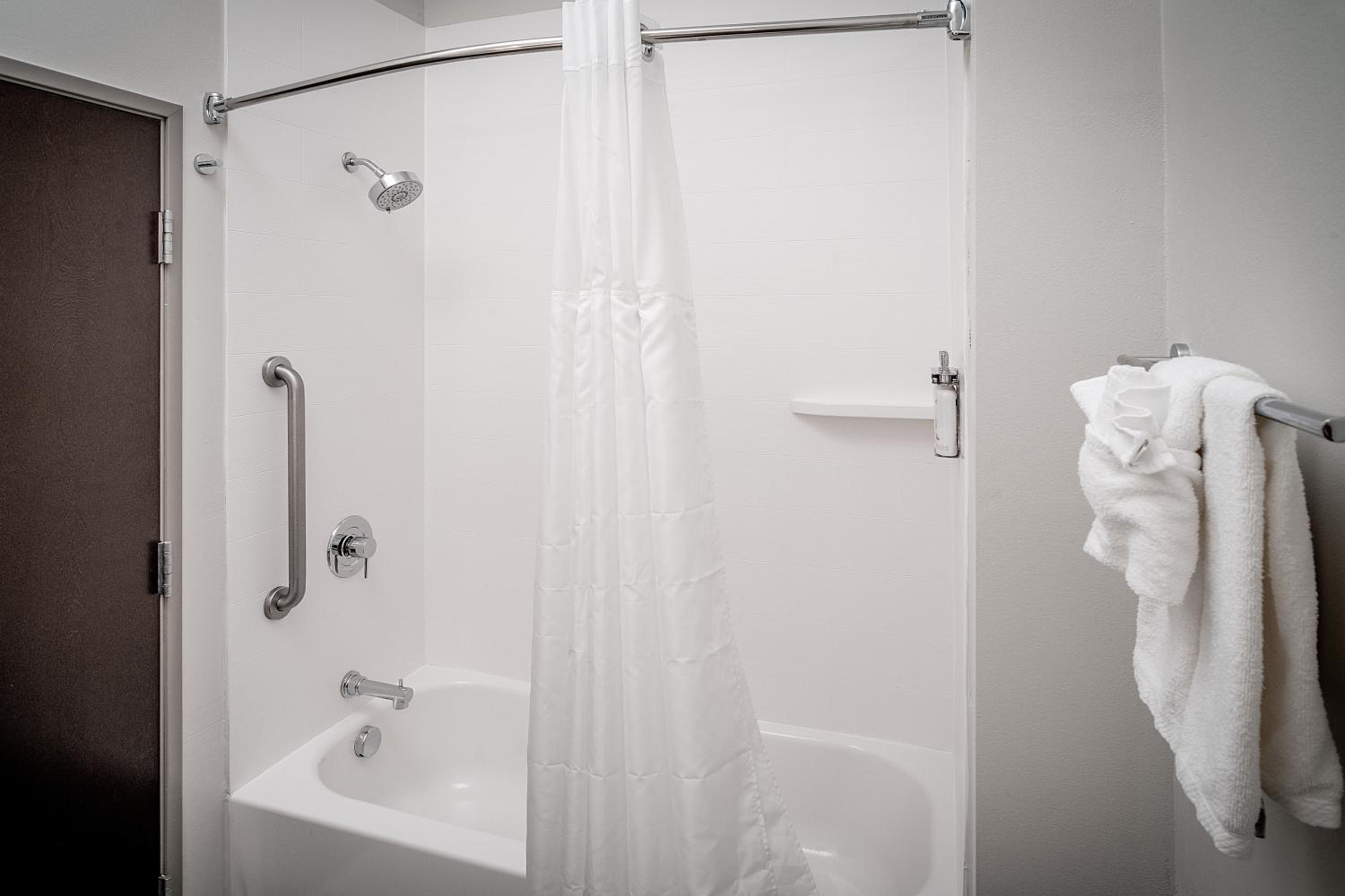 Queen Room with Two Queen Beds - Mobility Access Tub/Non-Smoking - Photo 6