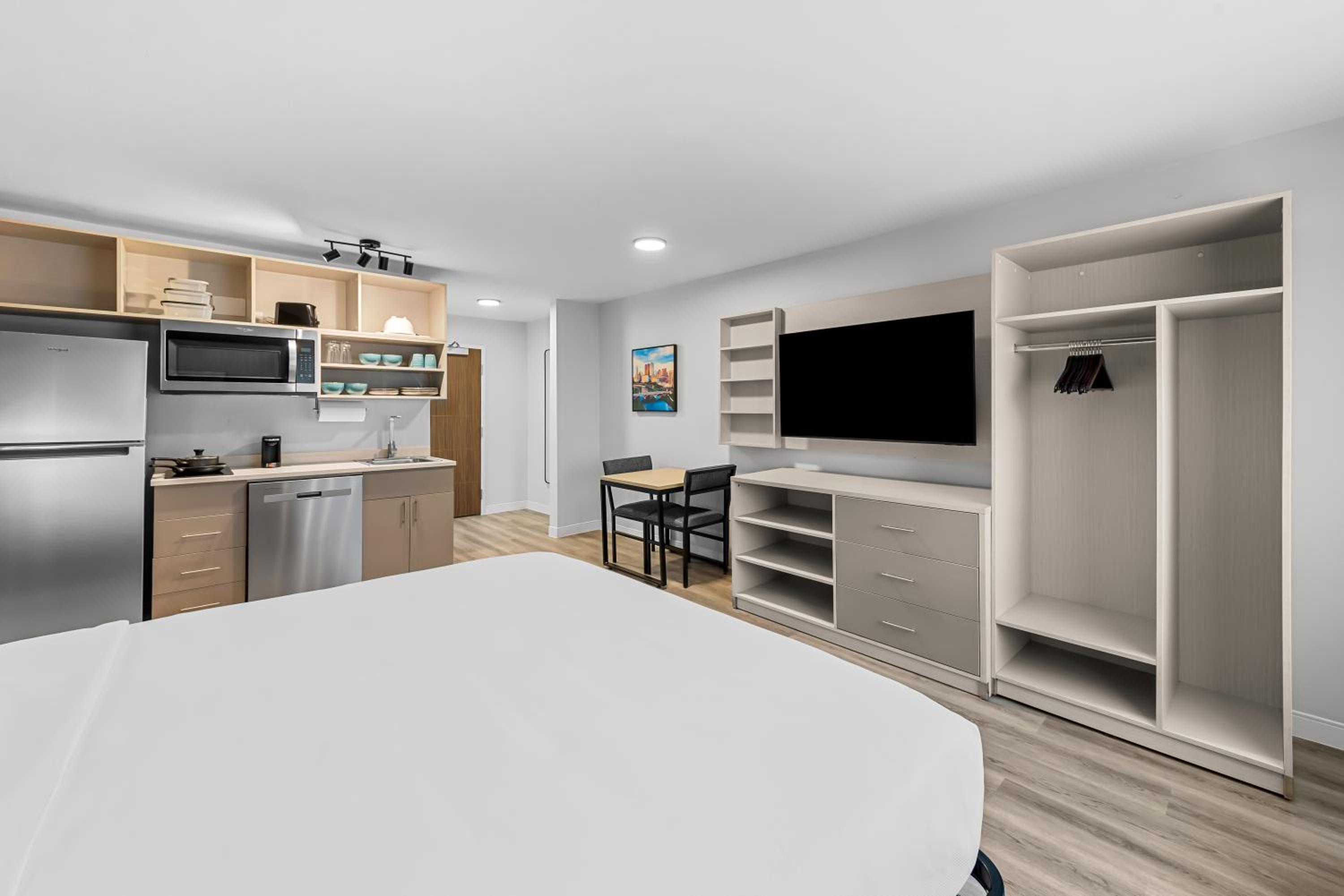 King Suite - Non Smoking/Pet Friendly - Photo 4
