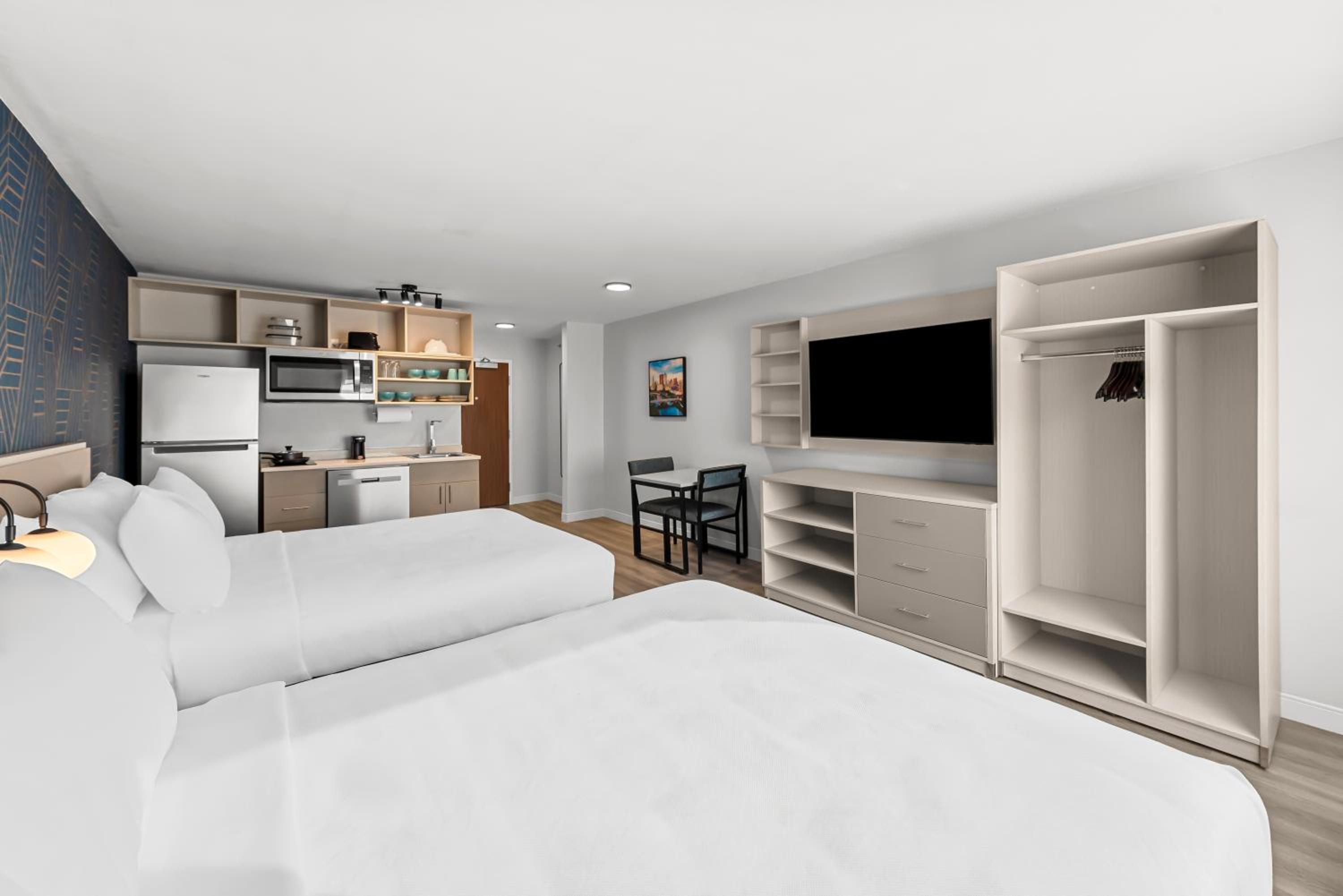 Queen Suite with Two Queen Beds - Non-Smoking - Photo 3