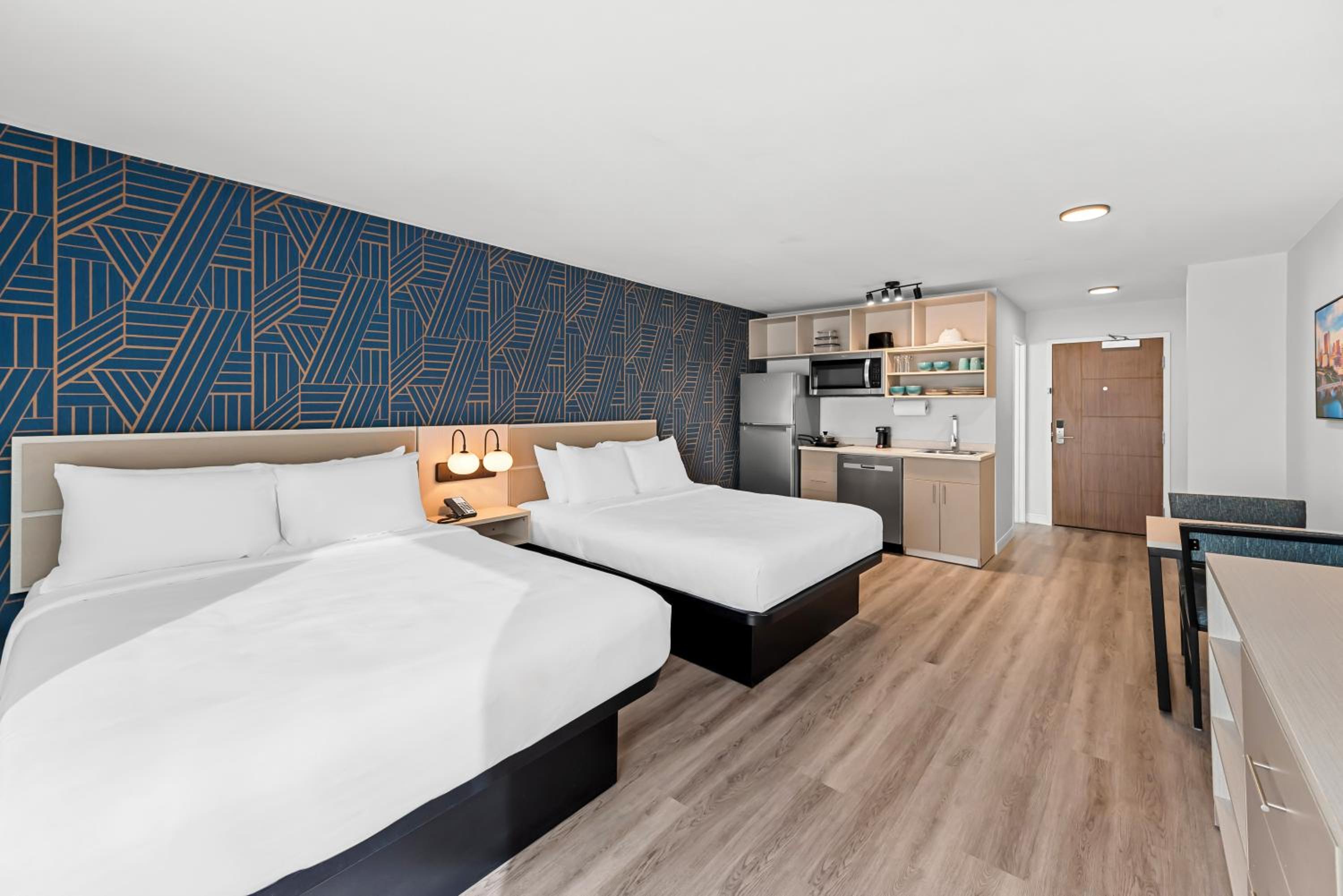 Queen Suite with Two Queen Beds - Non-Smoking - Photo 6