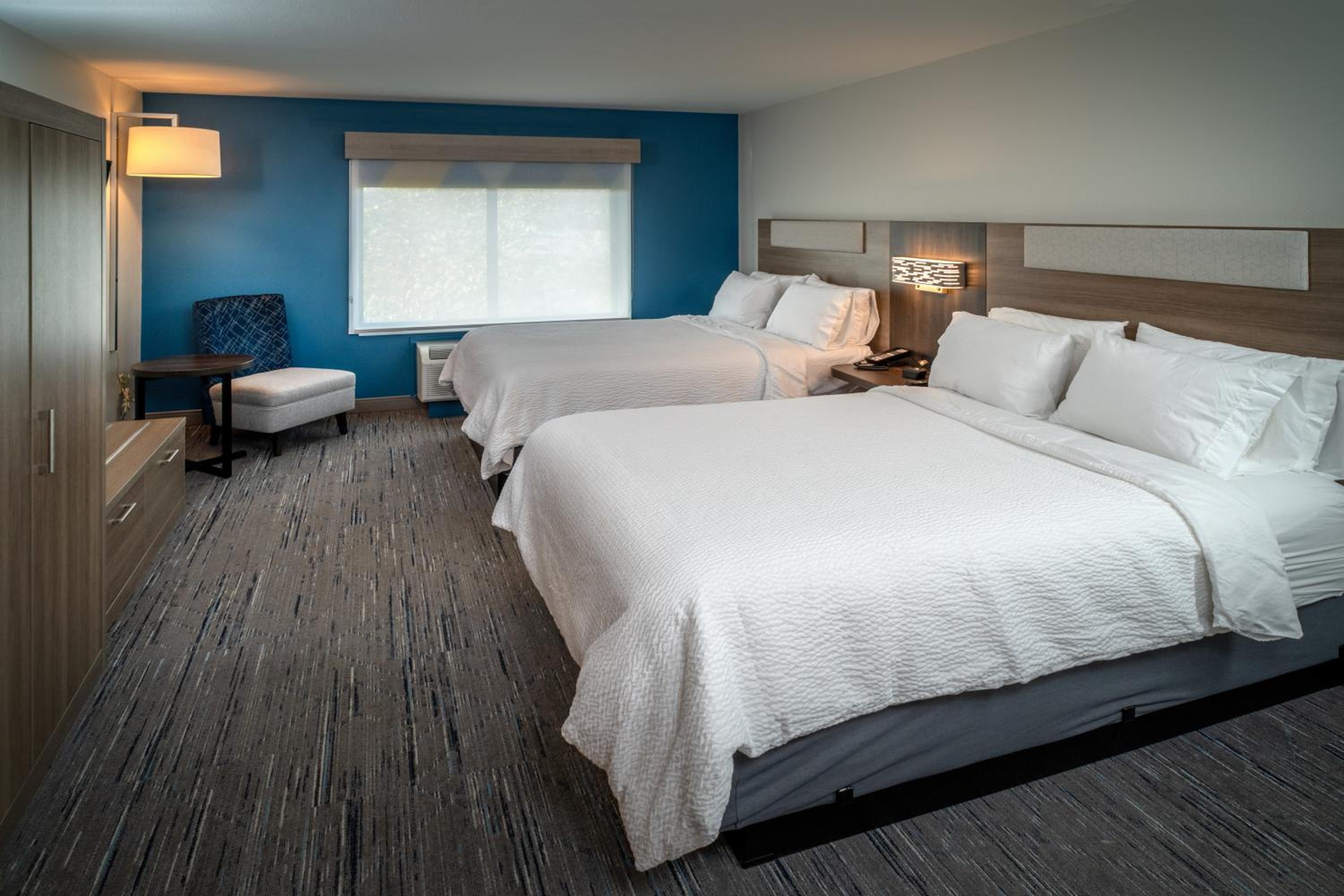 Queen Suite - Photo 1