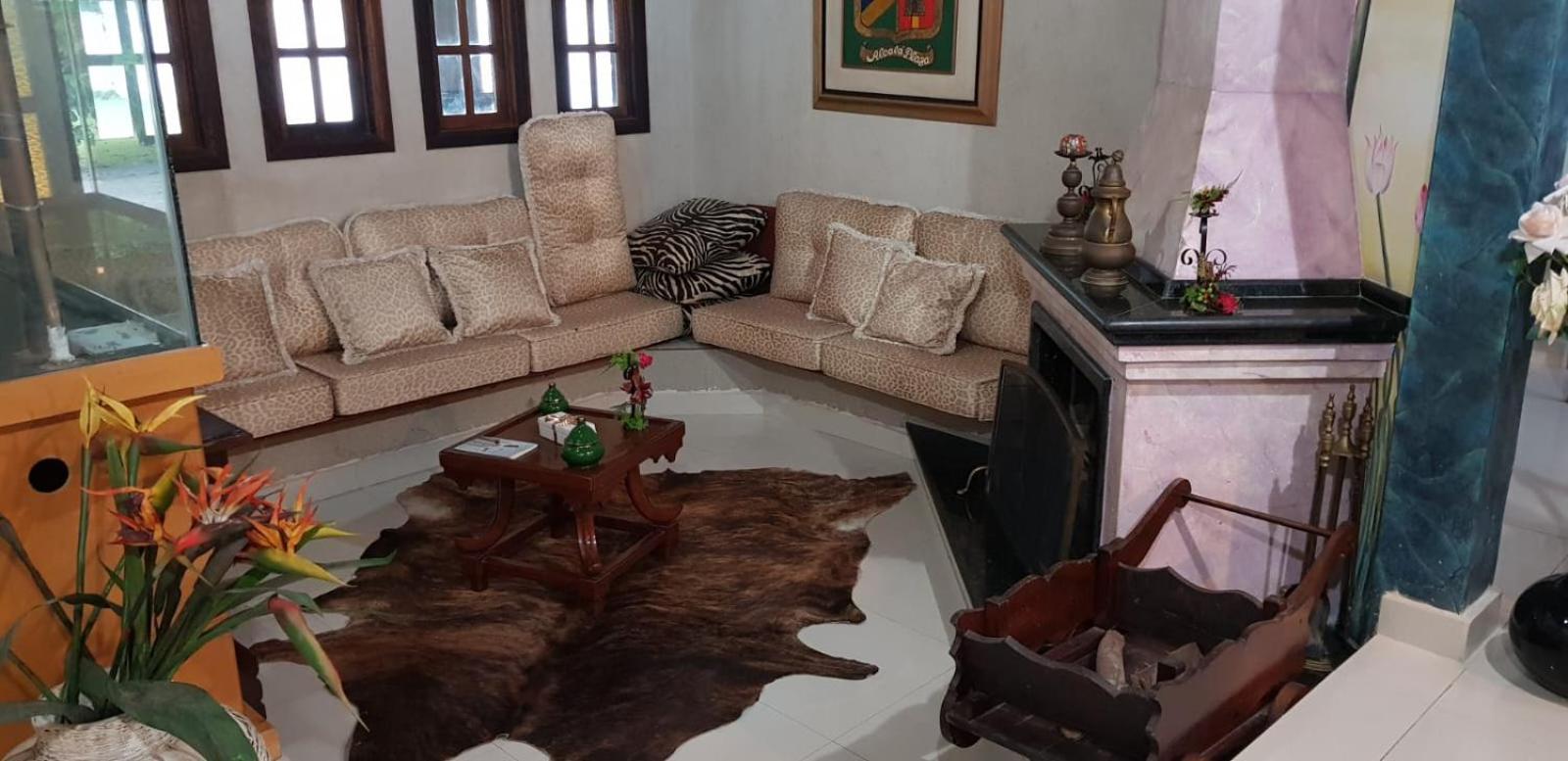 Five-Bedroom House photo 1