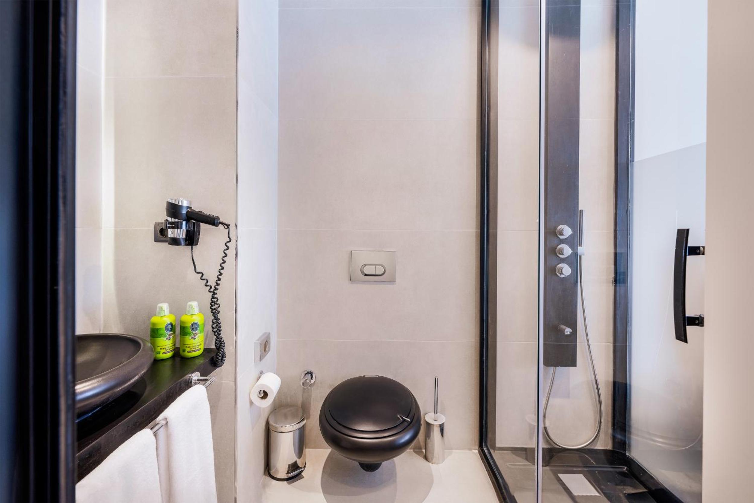 Deluxe Double Room with Side Sea View