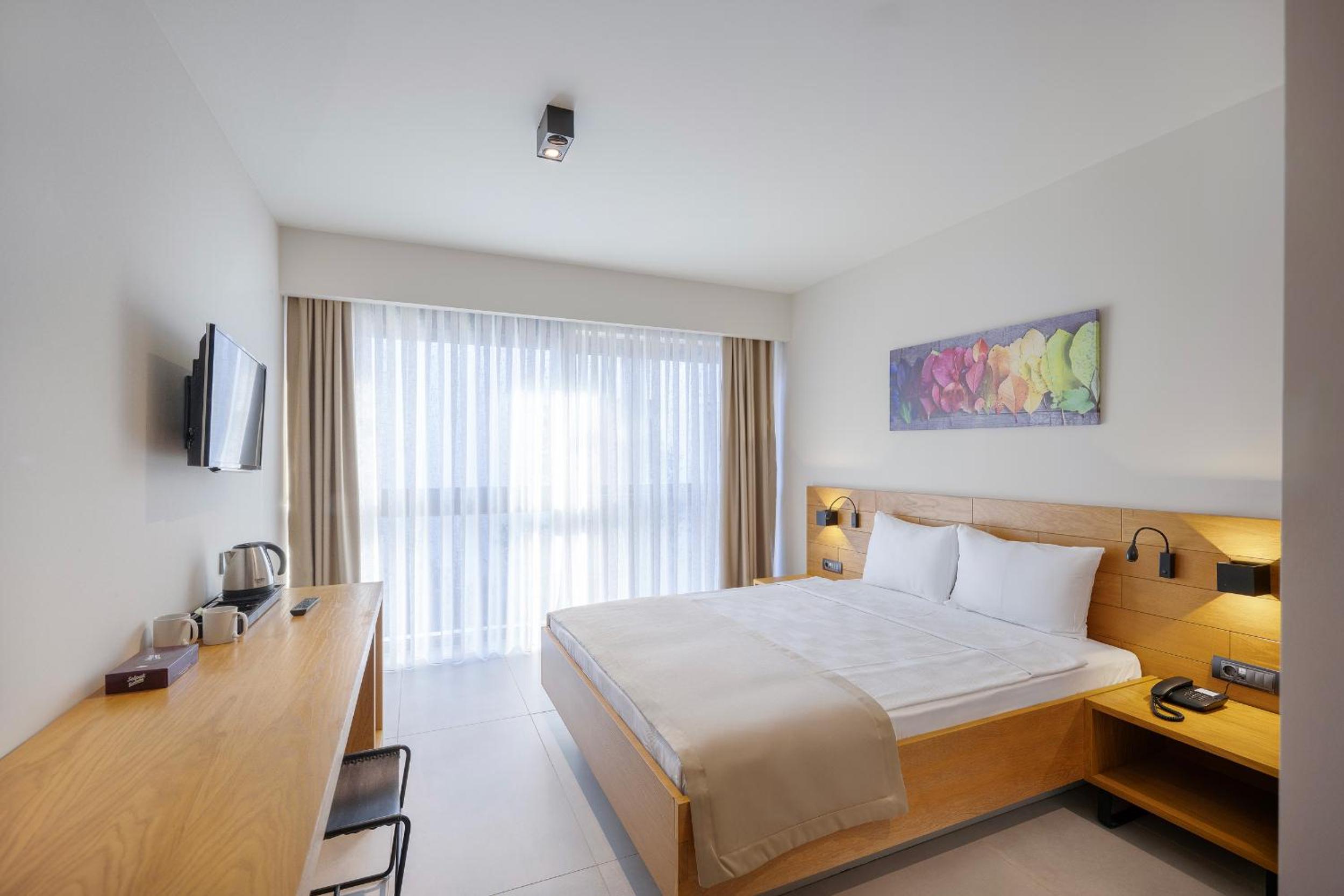 Deluxe Double Room with Side Sea View