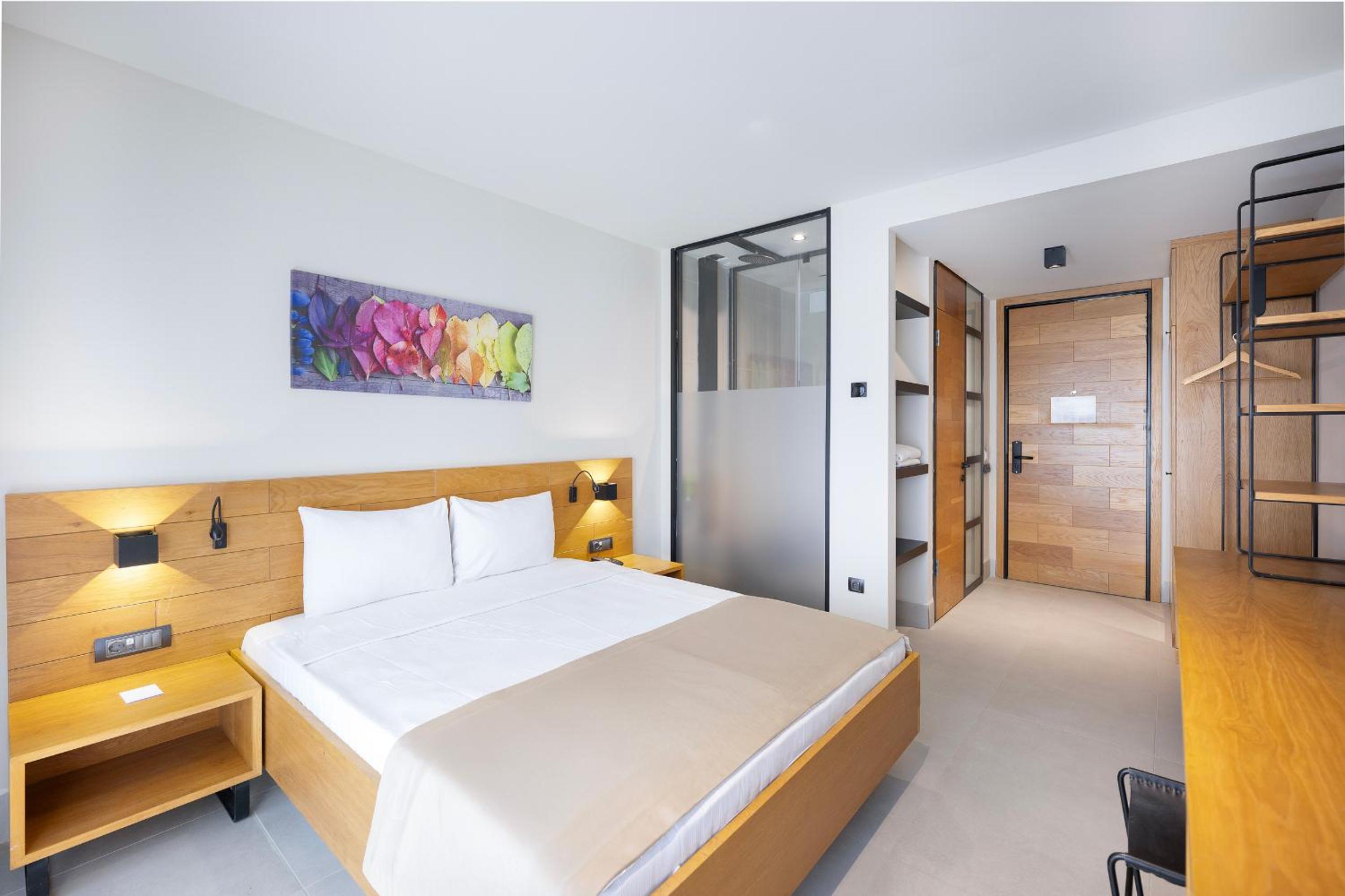 Deluxe Double Room with Side Sea View