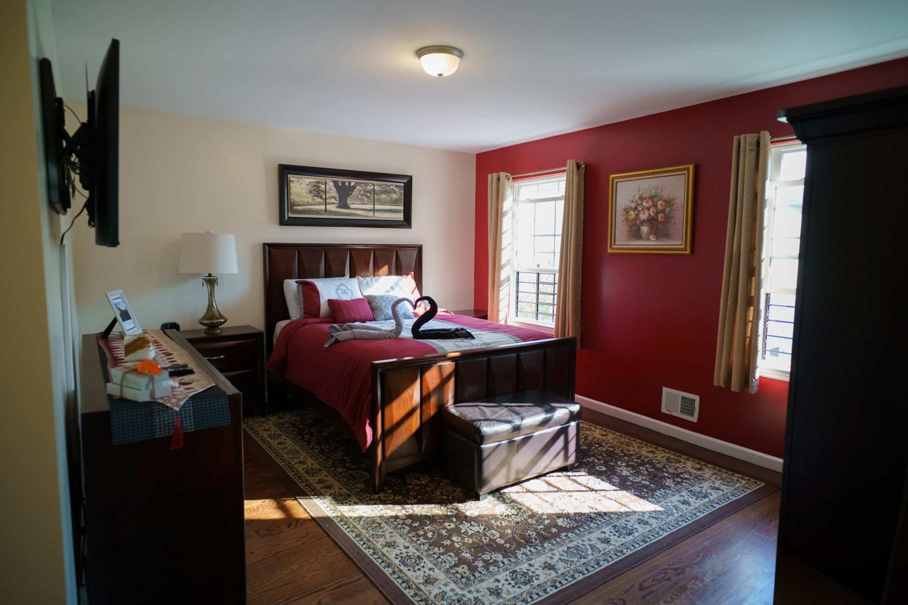 Six-Bedroom House photo 2