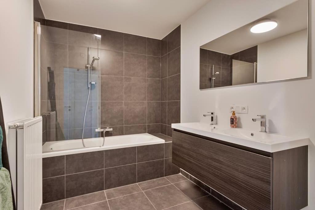 Three-Bedroom Apartment photo 2