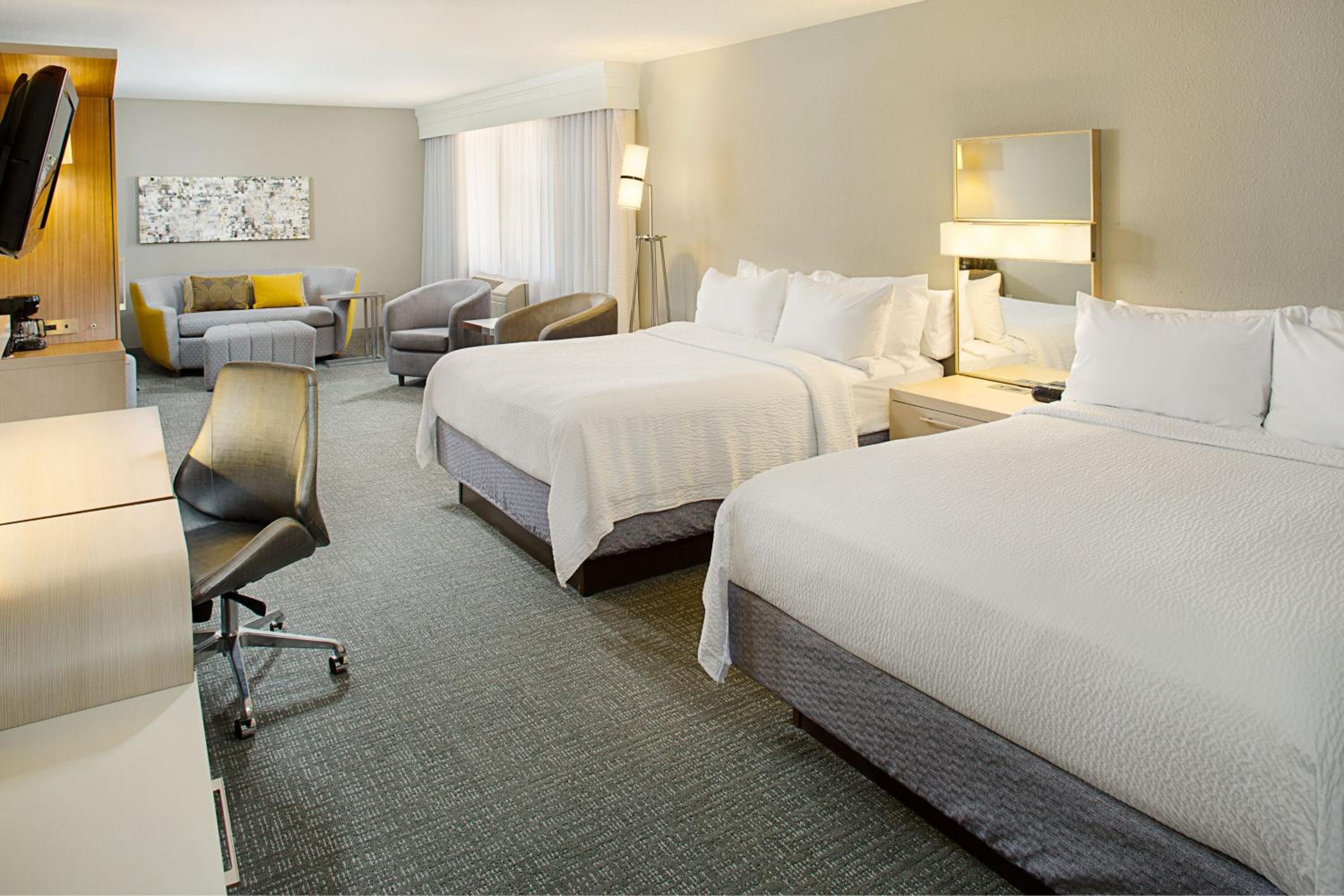 Queen Room with Two Queen Beds - Photo 2