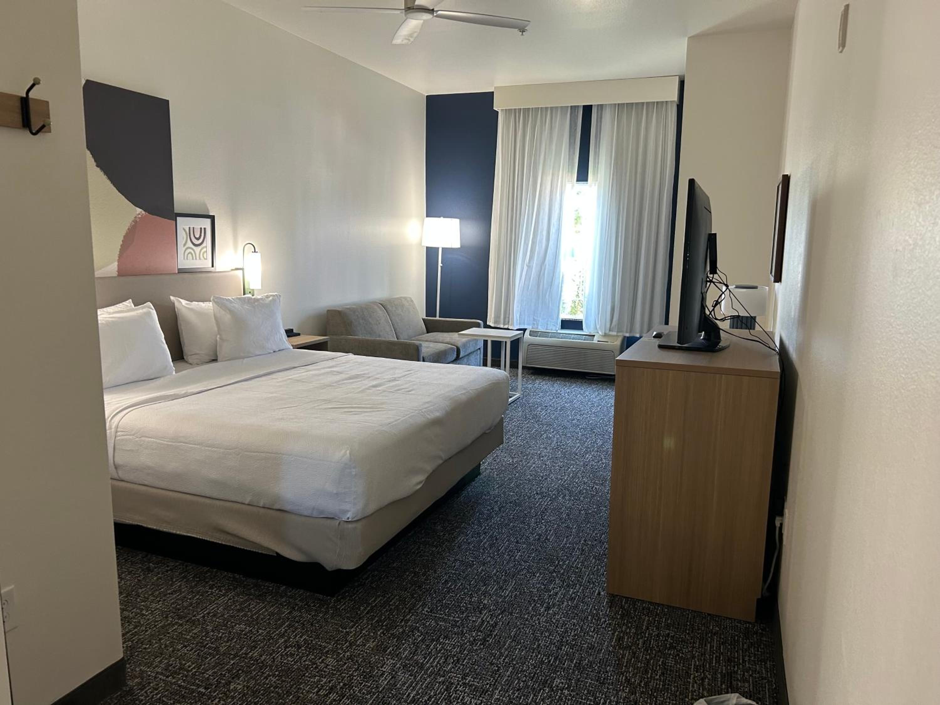King Room with Sofa Bed - Non-Smoking - Photo 2