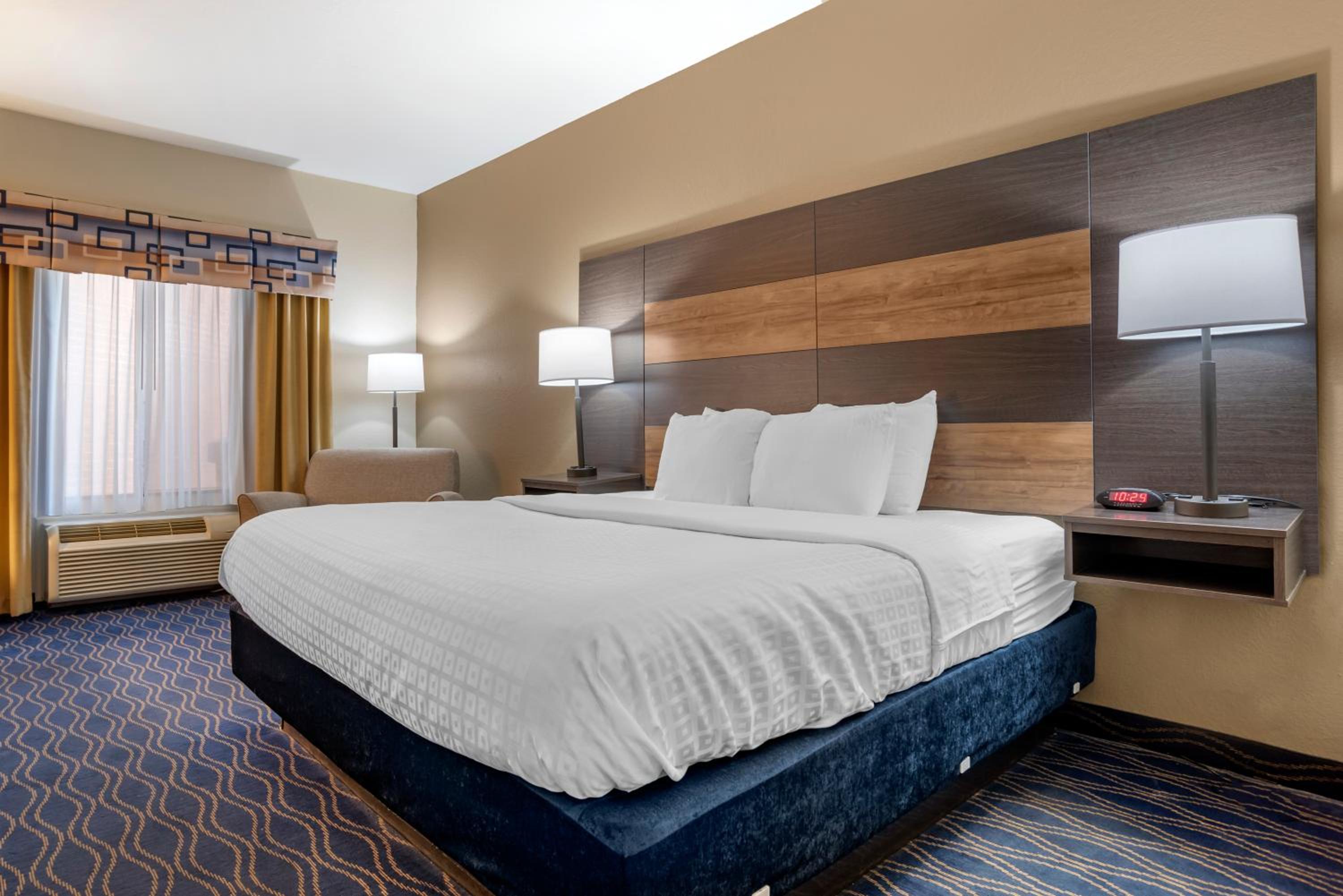 Queen Room with One Queen Bed - Non-Smoking photo 1