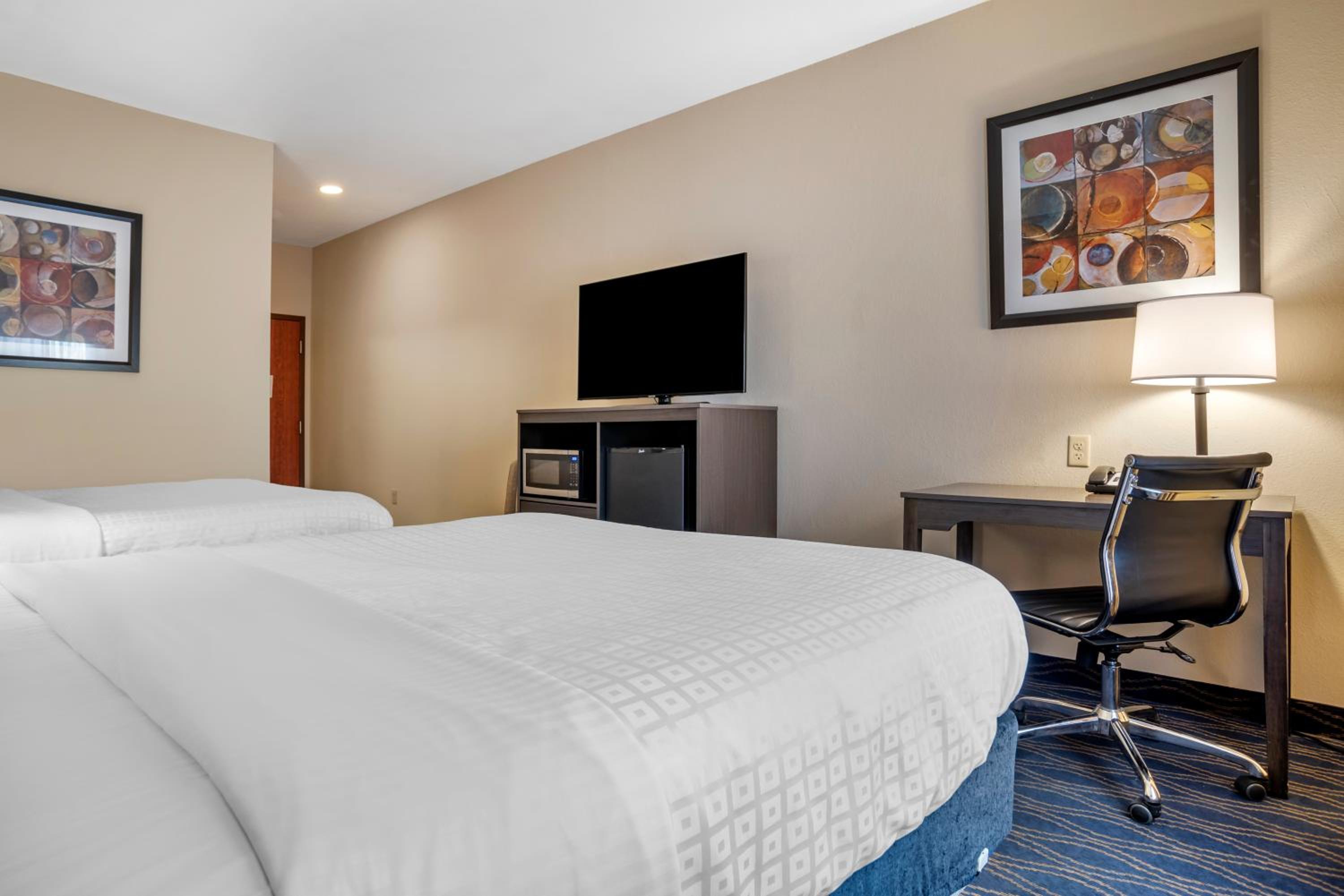 Queen Room with Two Queen Beds - Non-Smoking photo 2