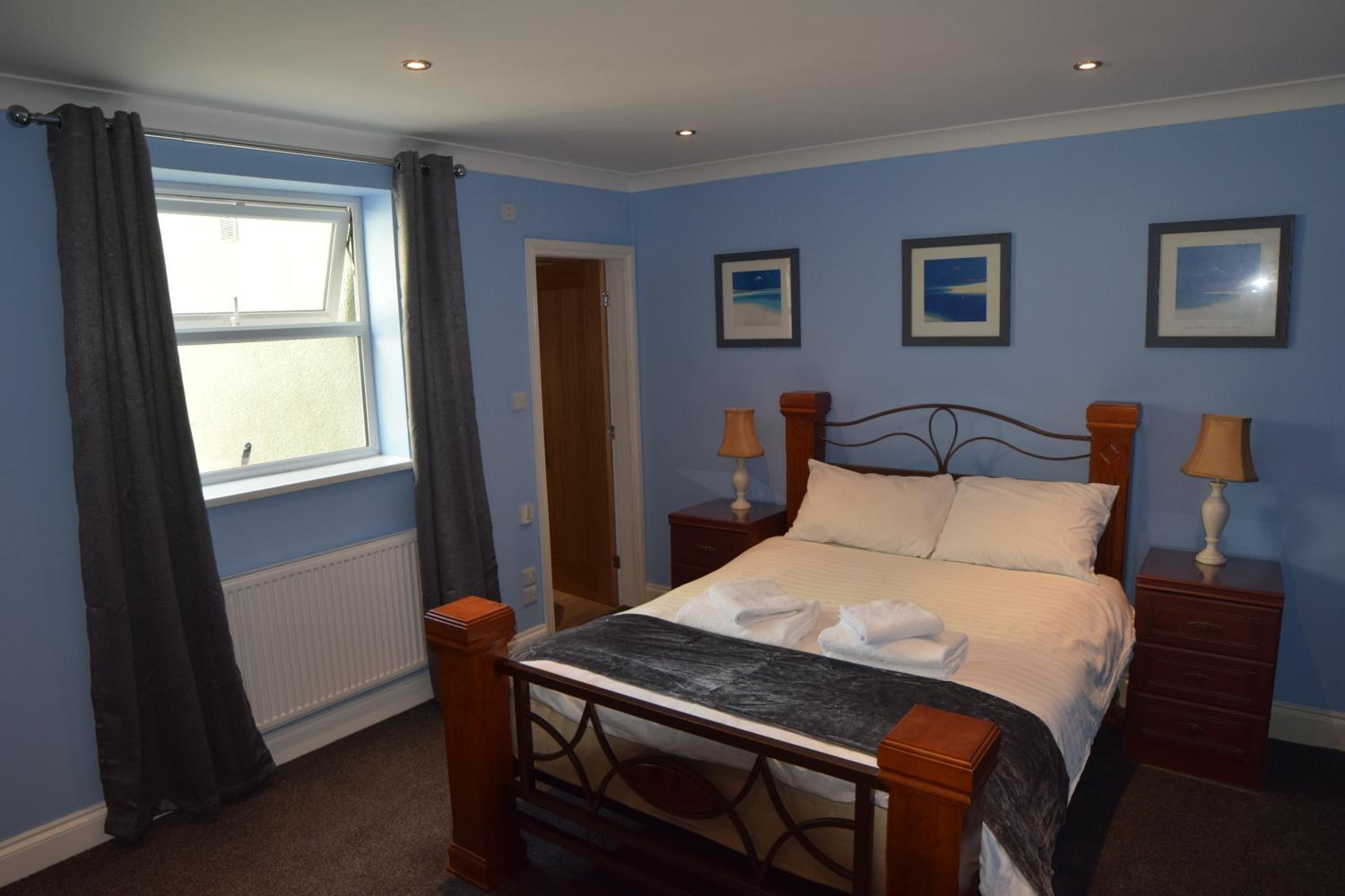 Five-Bedroom House photo 1