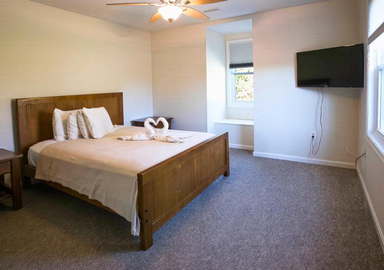 Six-Bedroom House photo 2