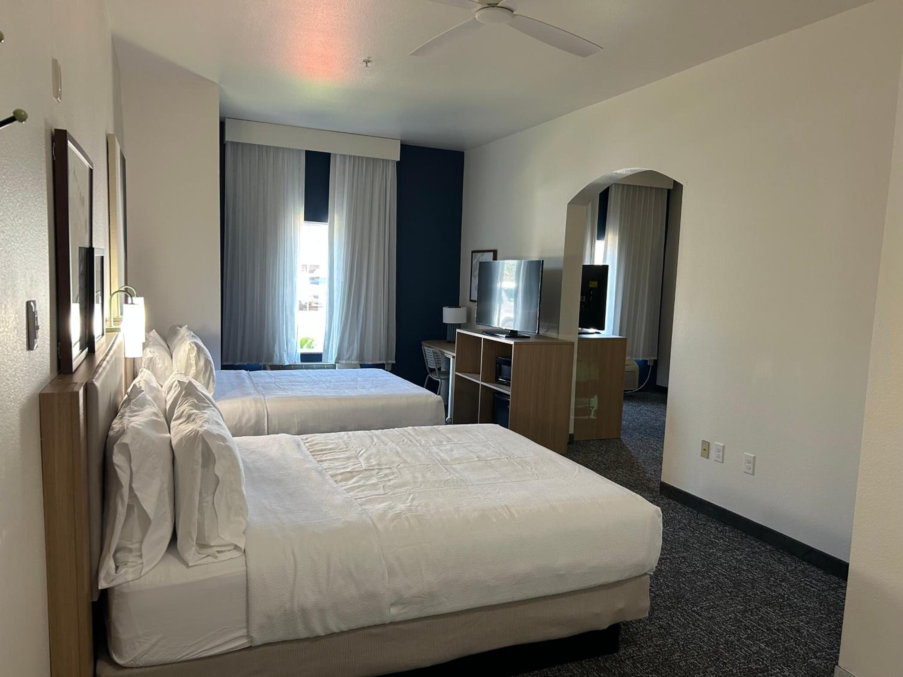 Queen Room with Two Queen Beds - Photo 4