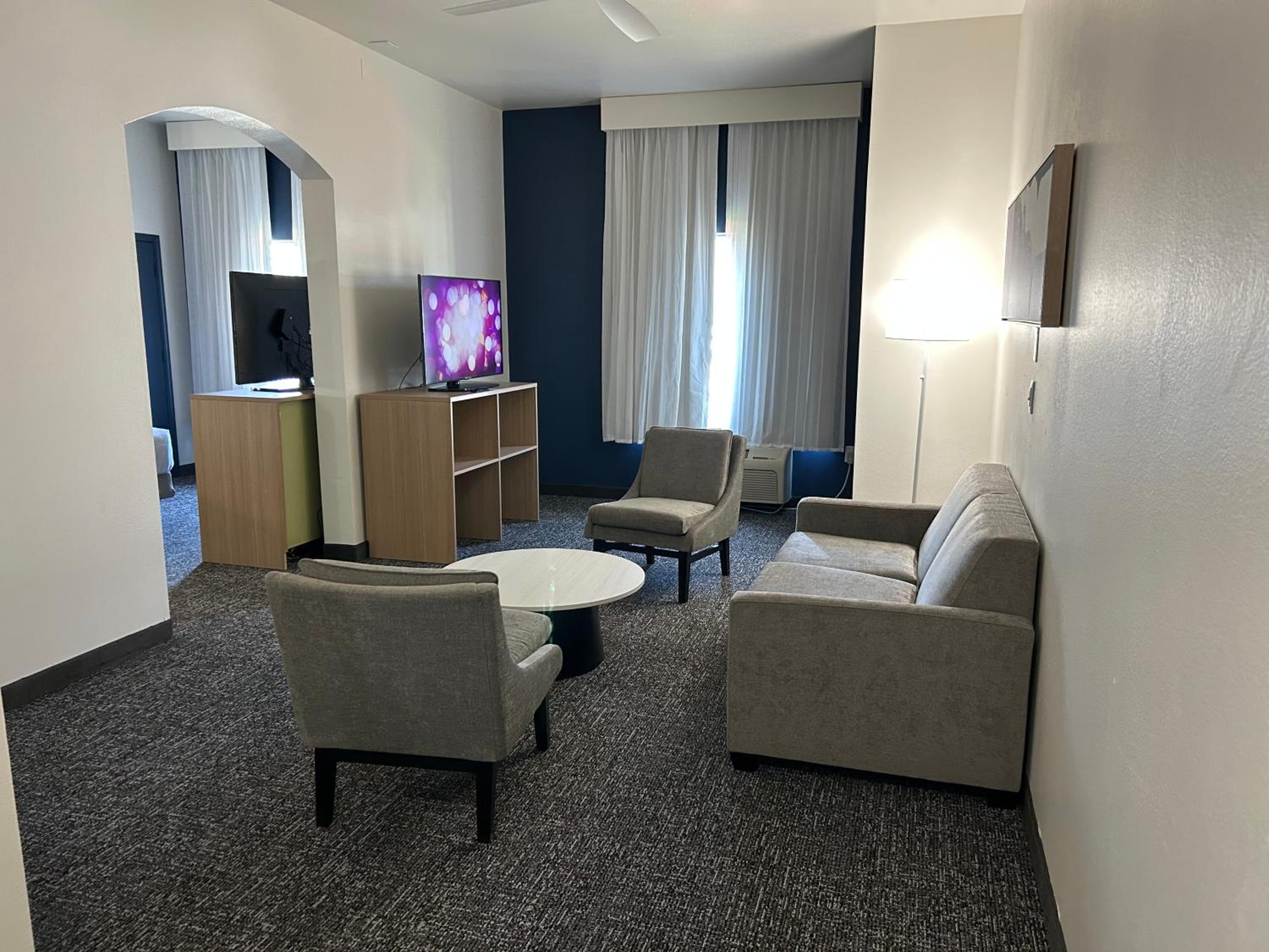 Queen Room with Two Queen Beds - Photo 2