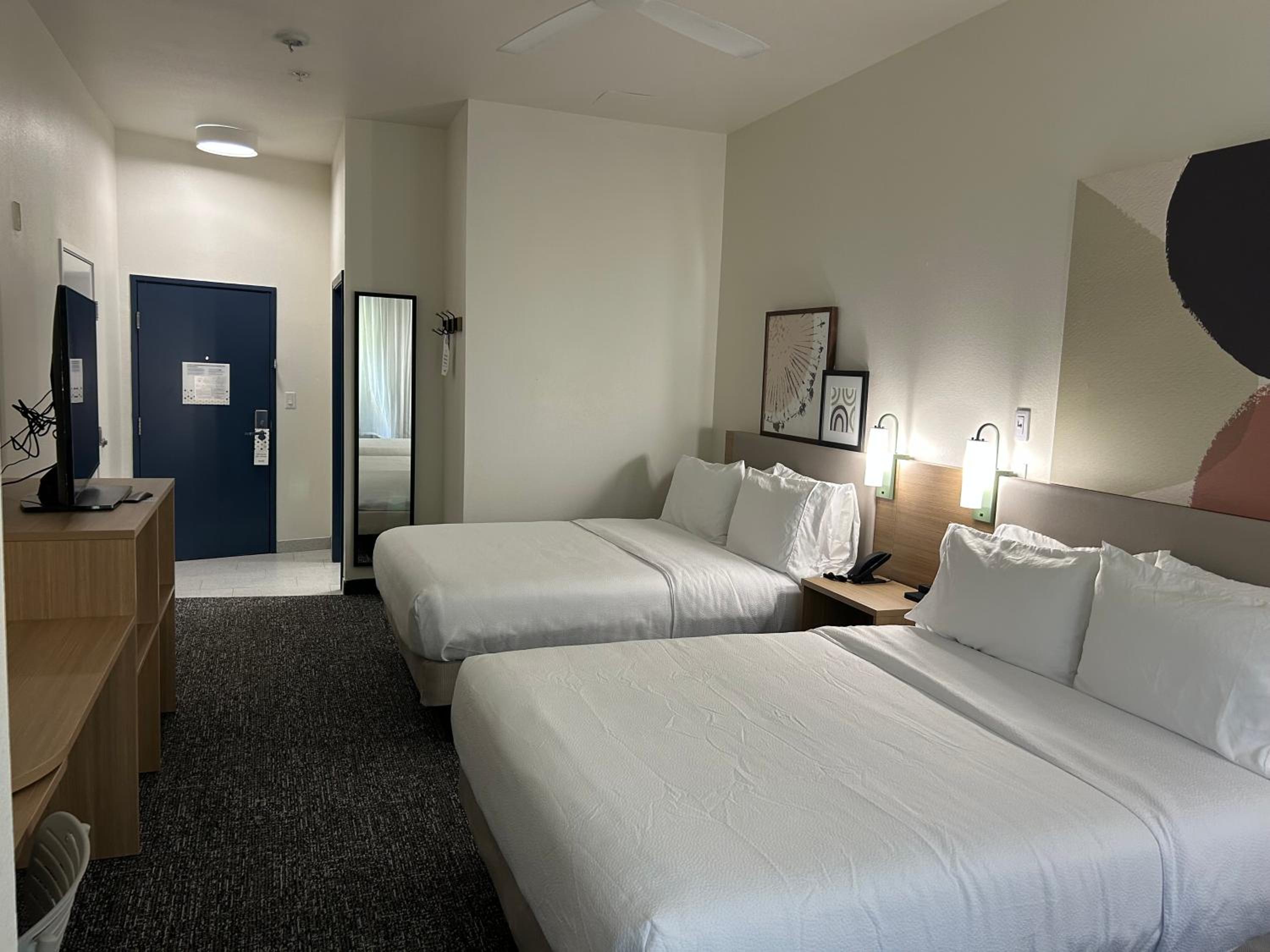 Queen Room with Two Queen Beds and Accessible Tub - Mobility and Hearing Access - Photo 3