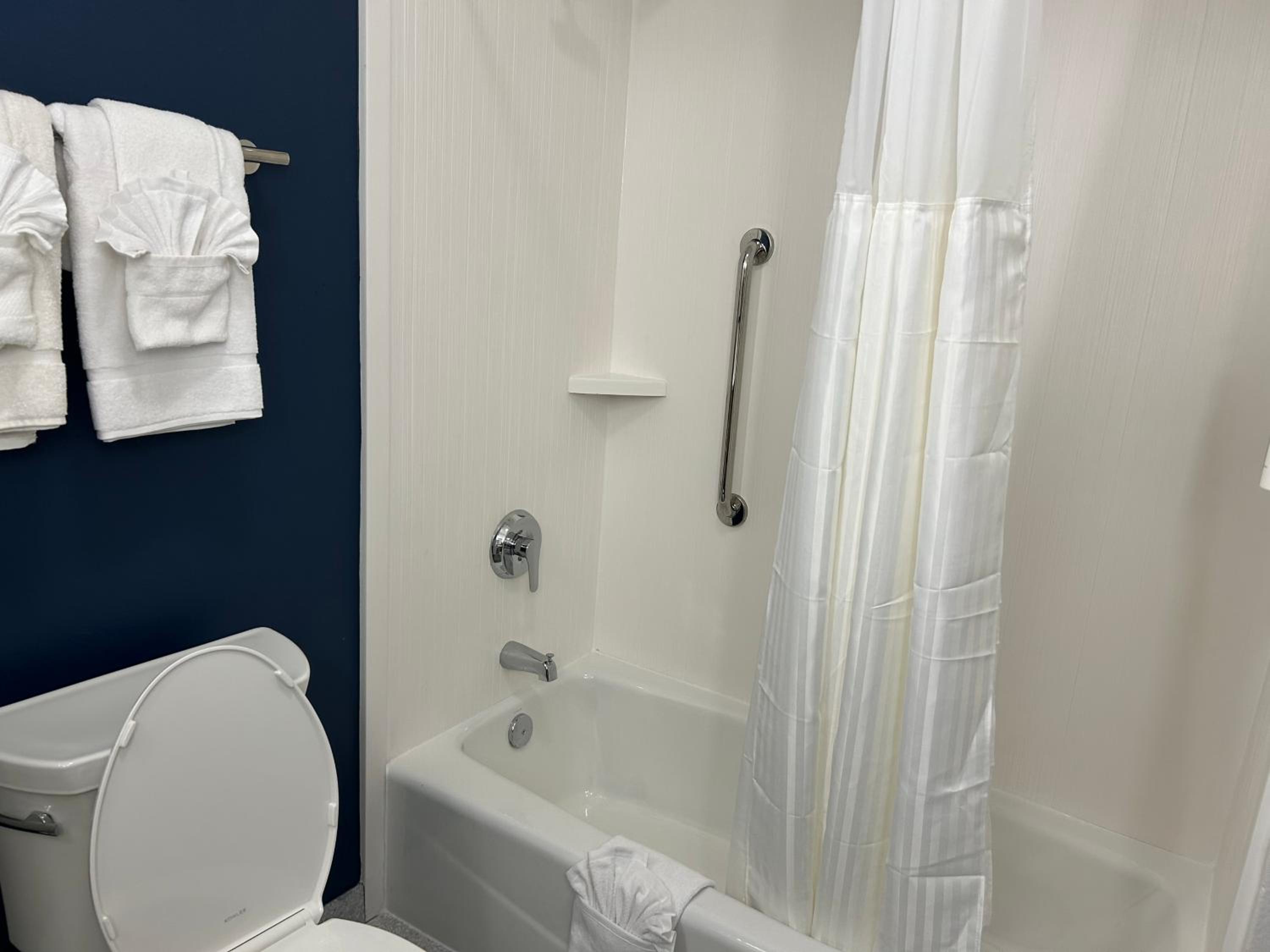 Queen Room with Two Queen Beds and Accessible Tub - Mobility and Hearing Access - Photo 2