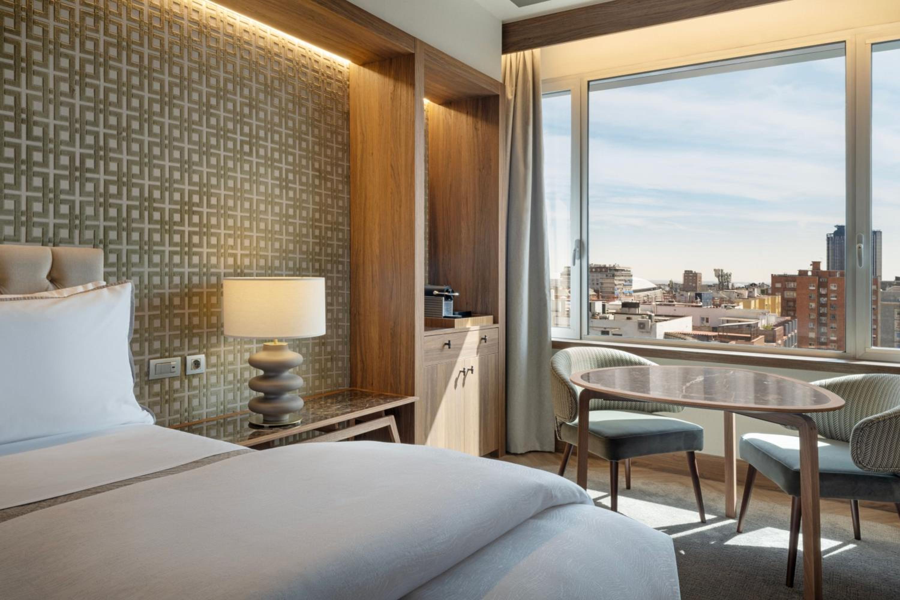 Premium Deluxe King Room - High Floor - Photo 7