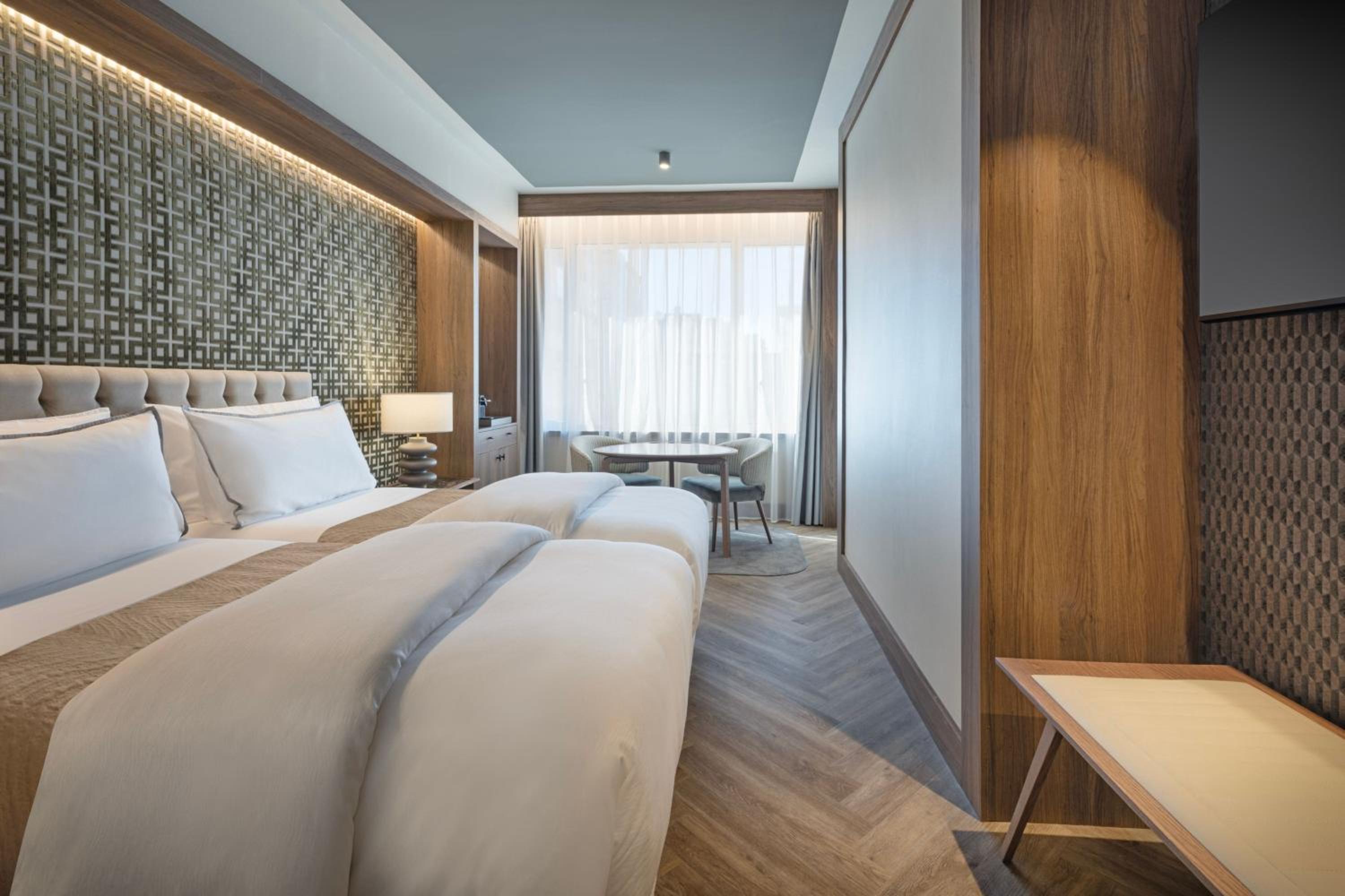 Deluxe Twin Room with City View - Photo 7