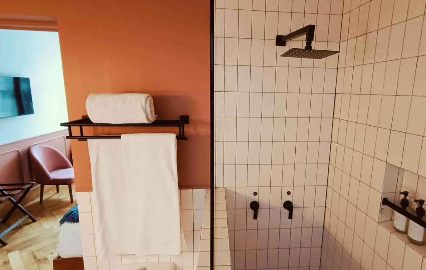 Deluxe Double Room with Balcony - Photo 6