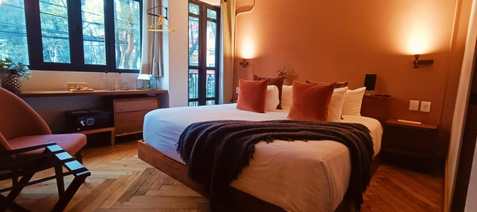 Deluxe Double Room with Balcony - Photo 12