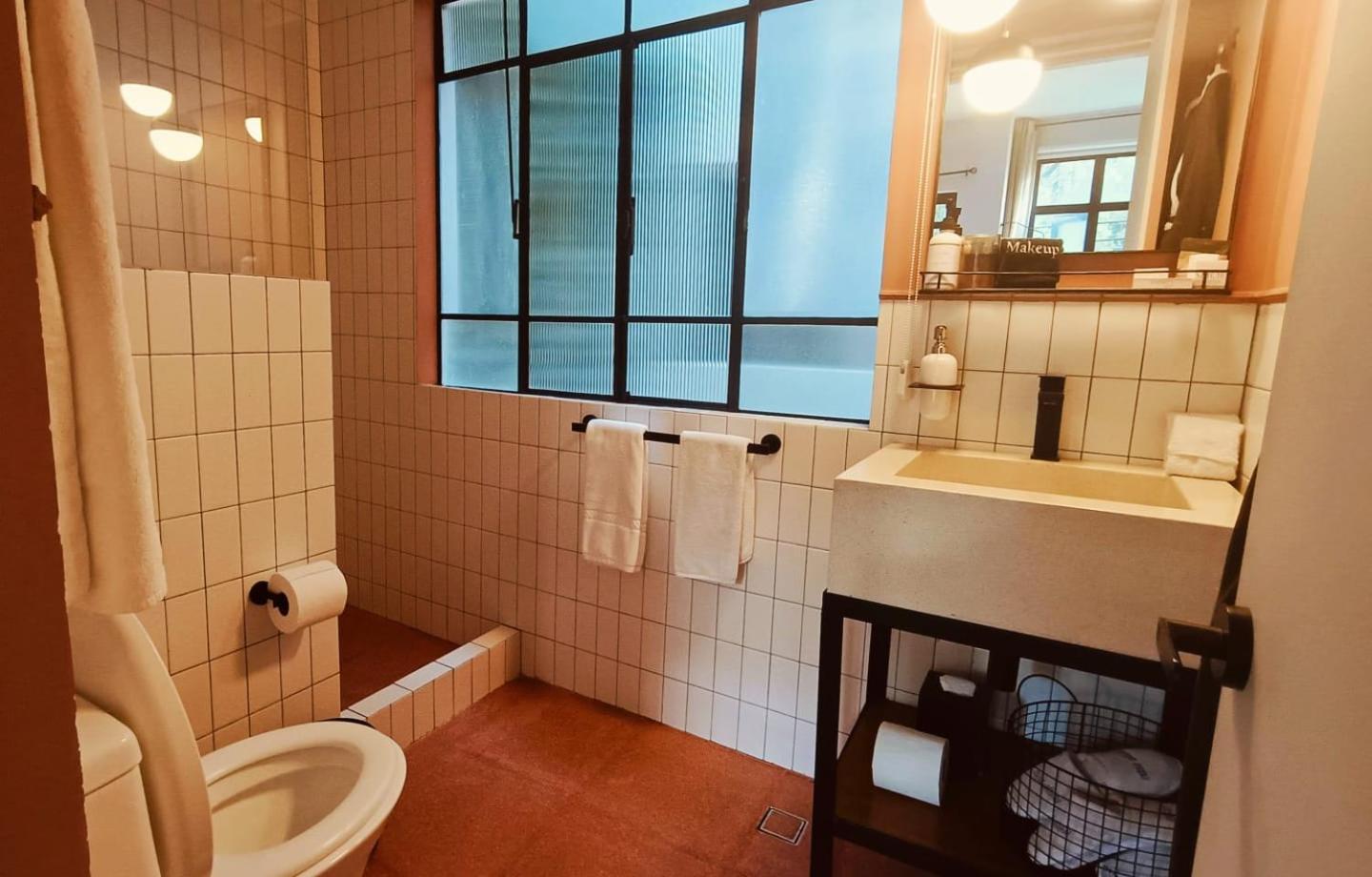 Deluxe Double Room with Balcony - Photo 10