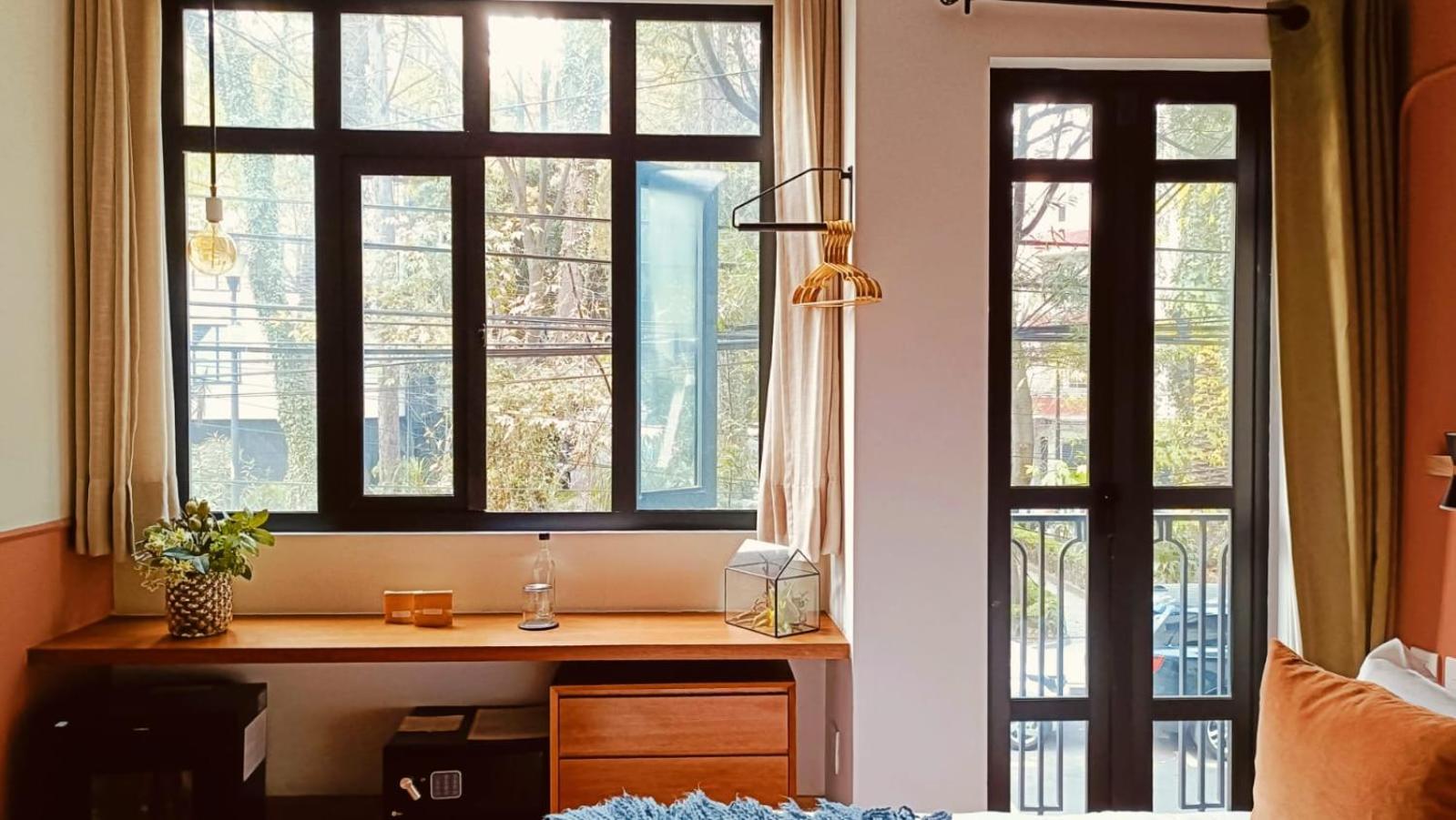 Deluxe Double Room with Balcony - Photo 4