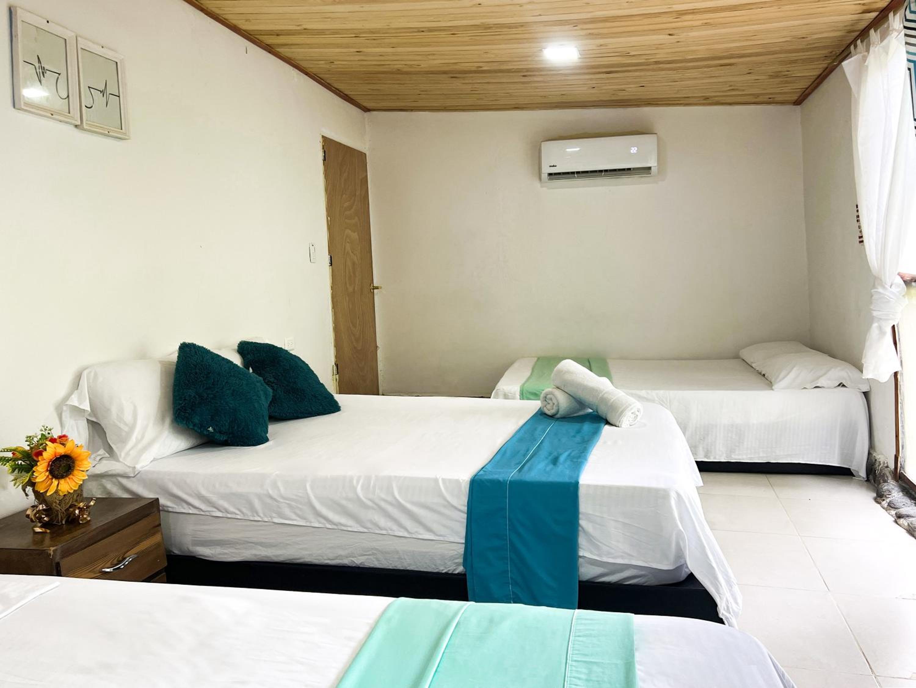 Quadruple Room with Private Bathroom photo 3