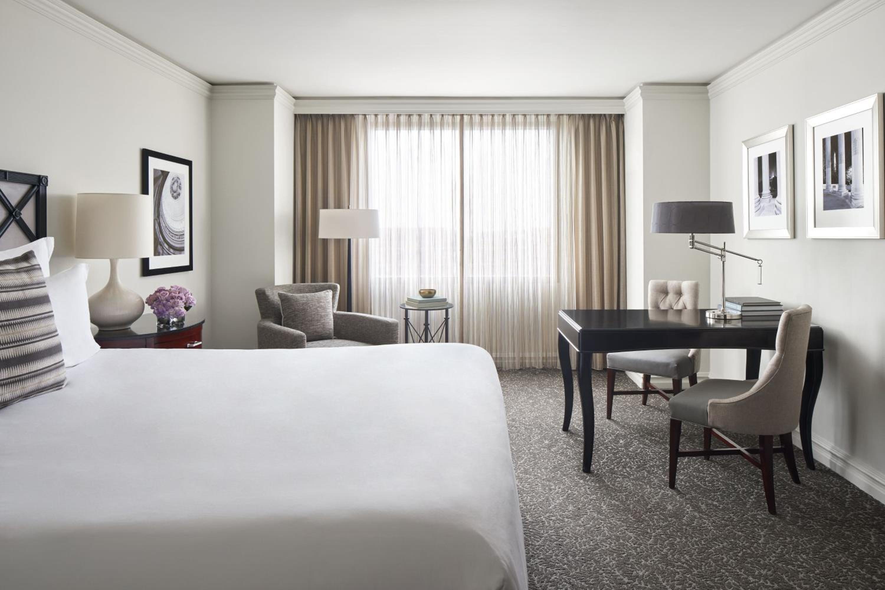 Deluxe, Guest room, 1 King - Photo 1