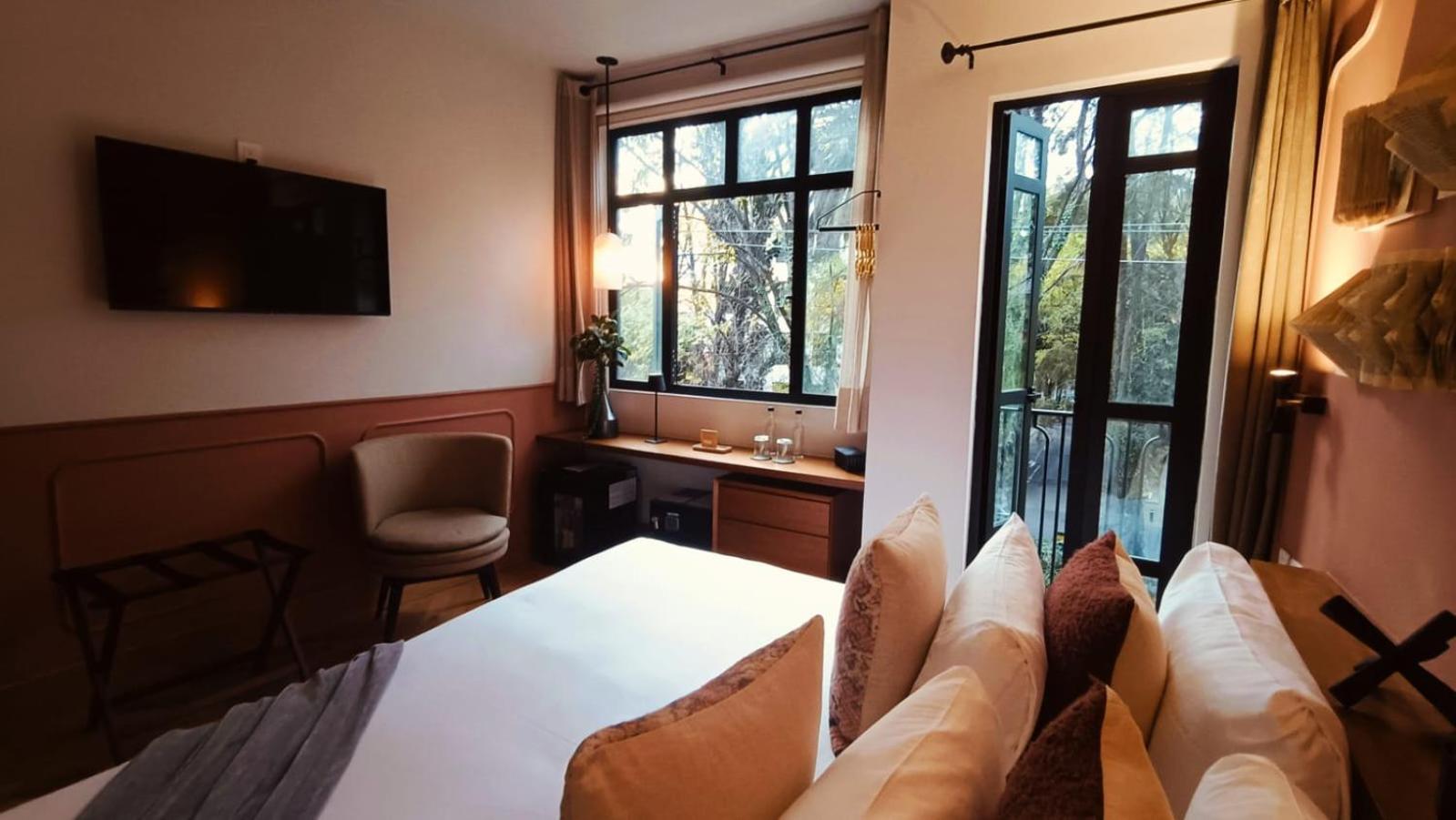 Deluxe King Room photo 2
