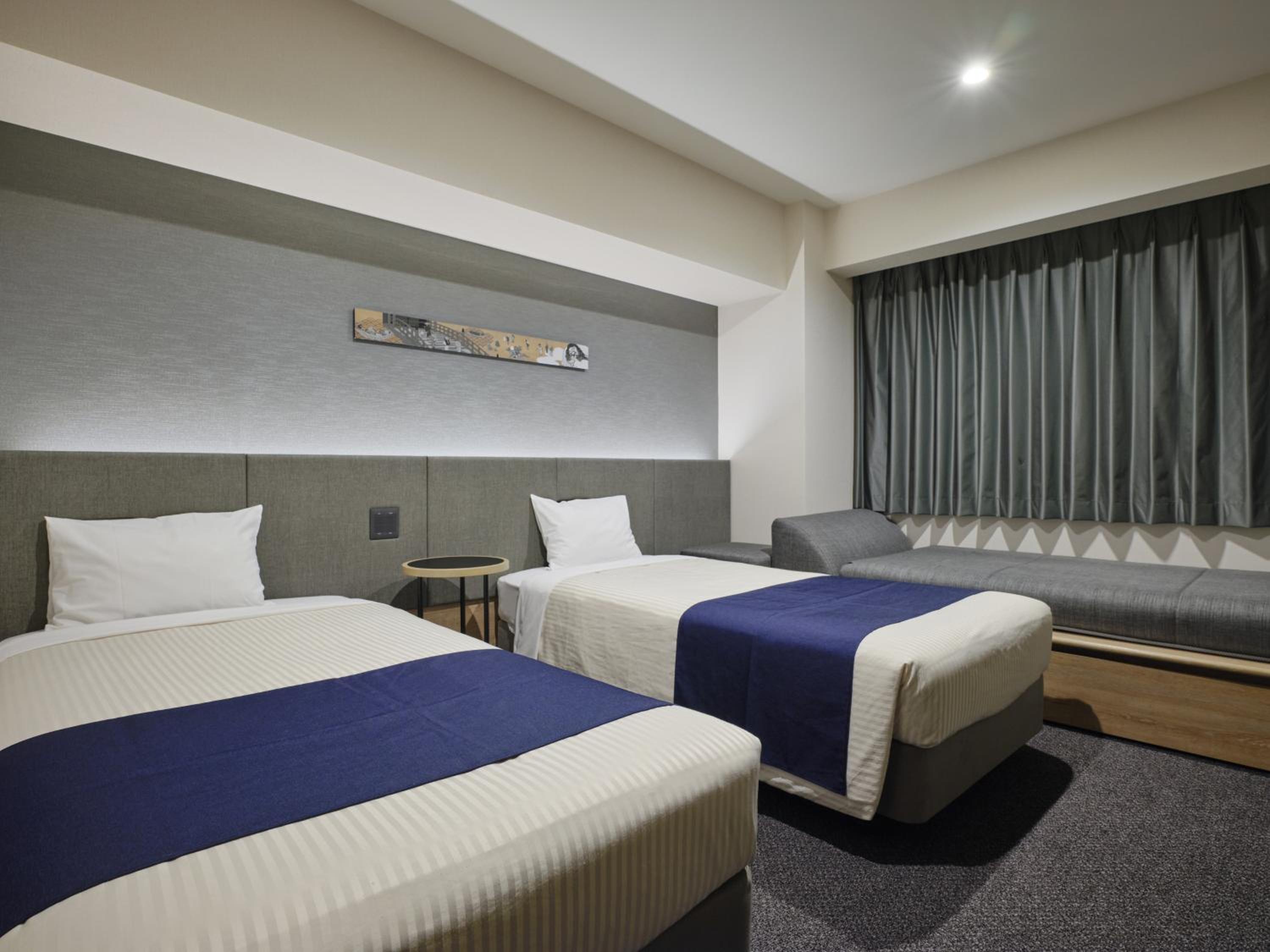 Corner Twin Room with Sofa Bed  photo 2