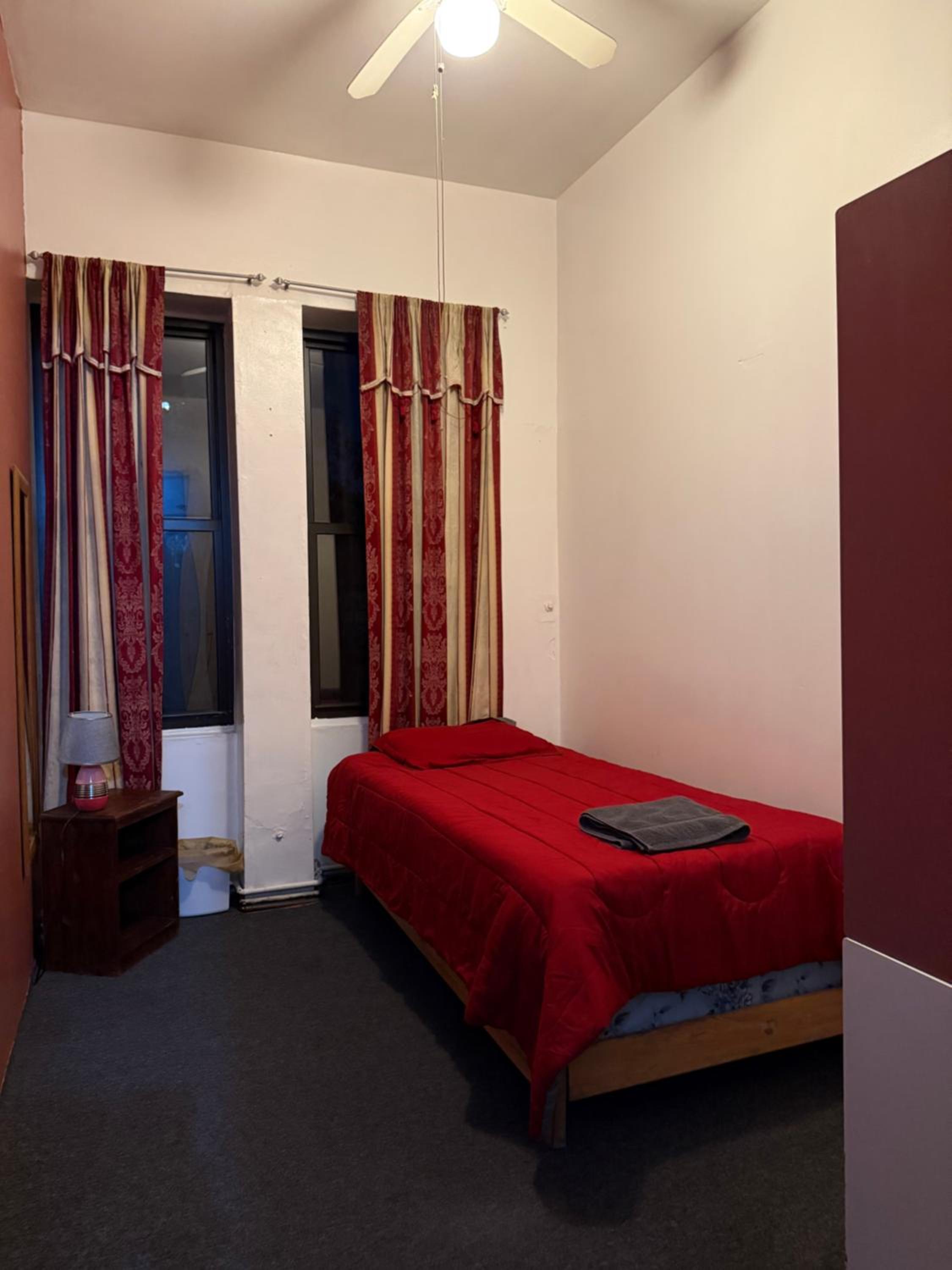 Queen Room with Shared Bathroom photo 1
